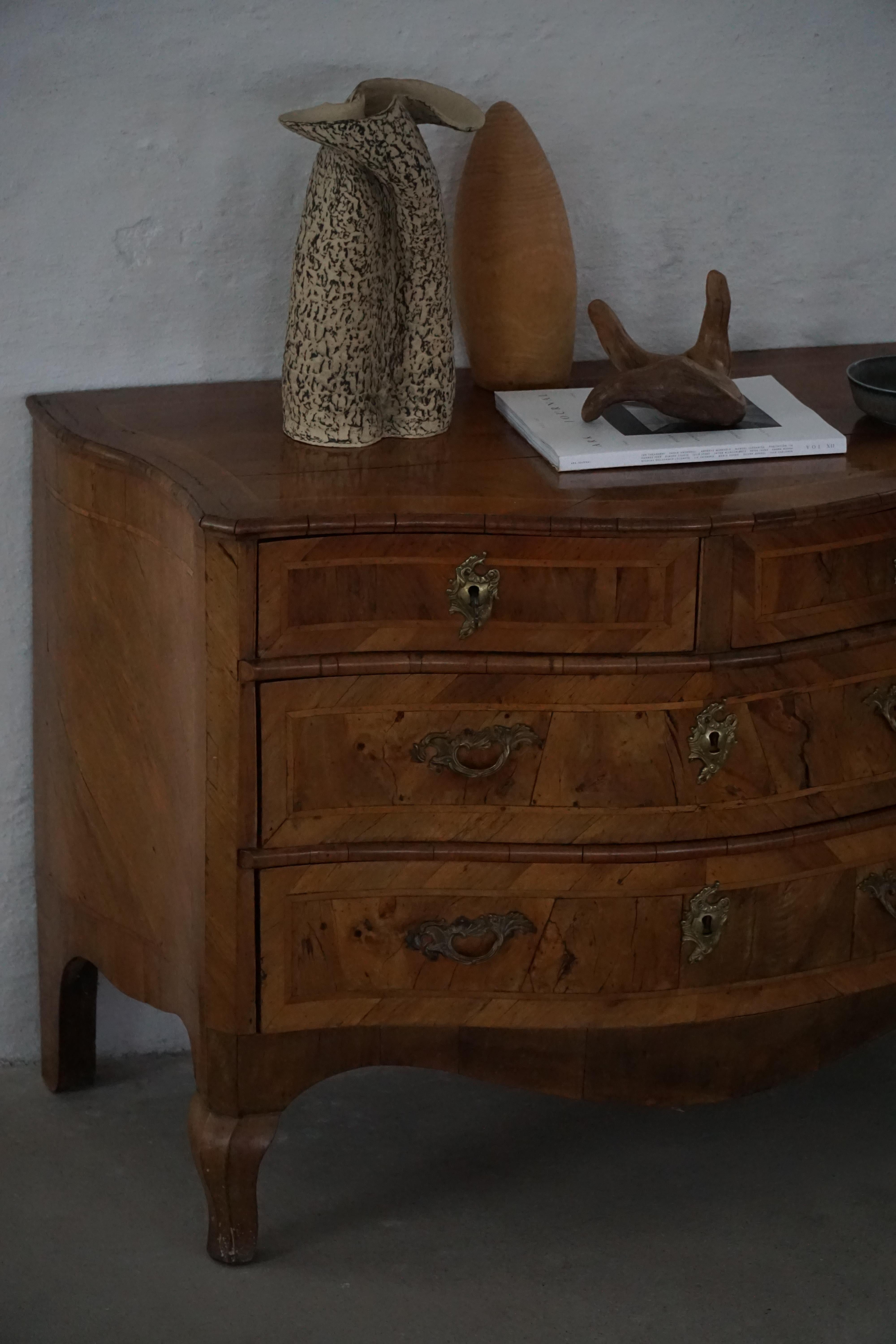 Antico cassettone barocco danese in noce con fronte a serpentina del XVIII secolo in vendita 14