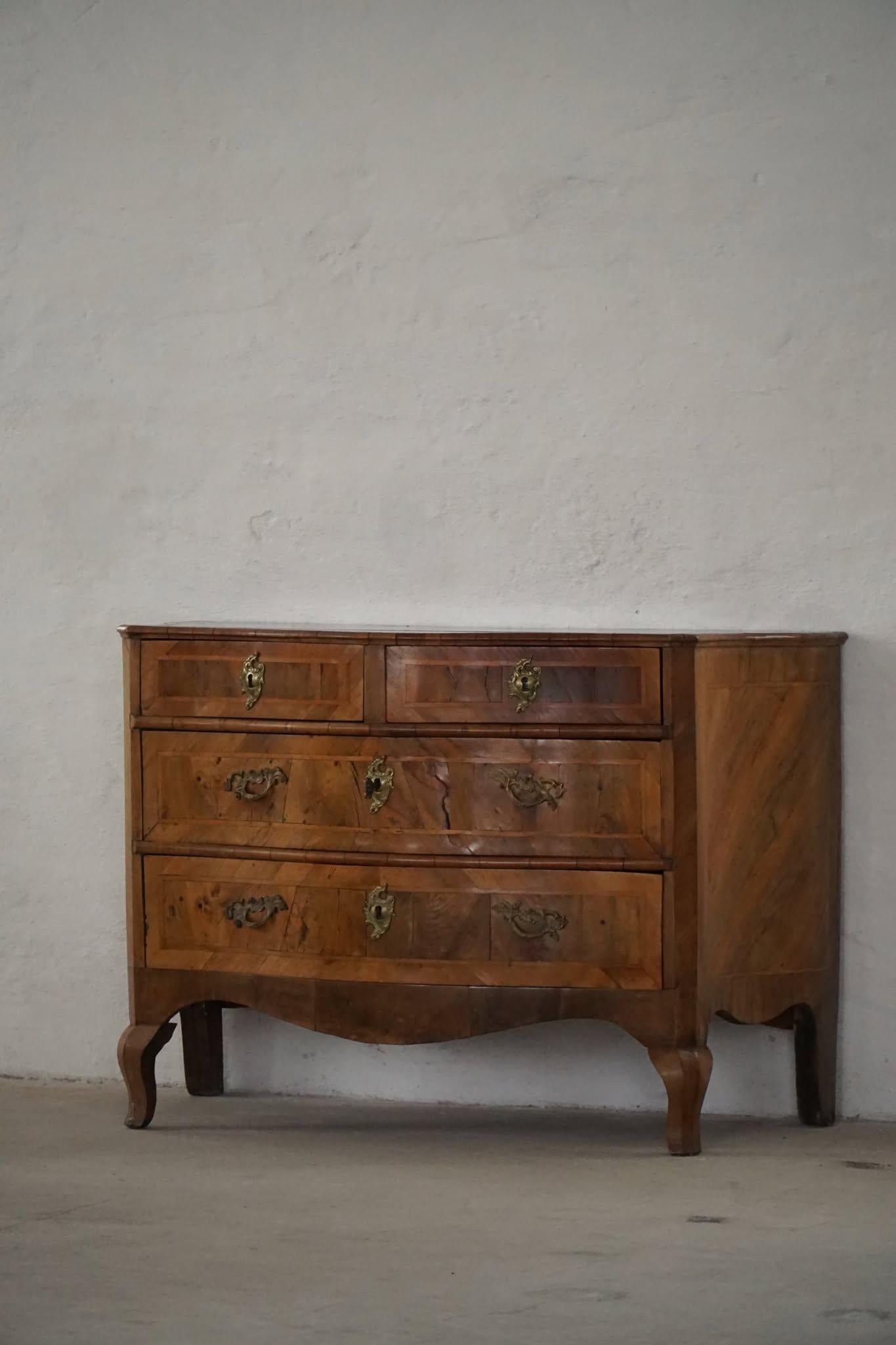 Barocco Antico cassettone barocco danese in noce con fronte a serpentina del XVIII secolo in vendita