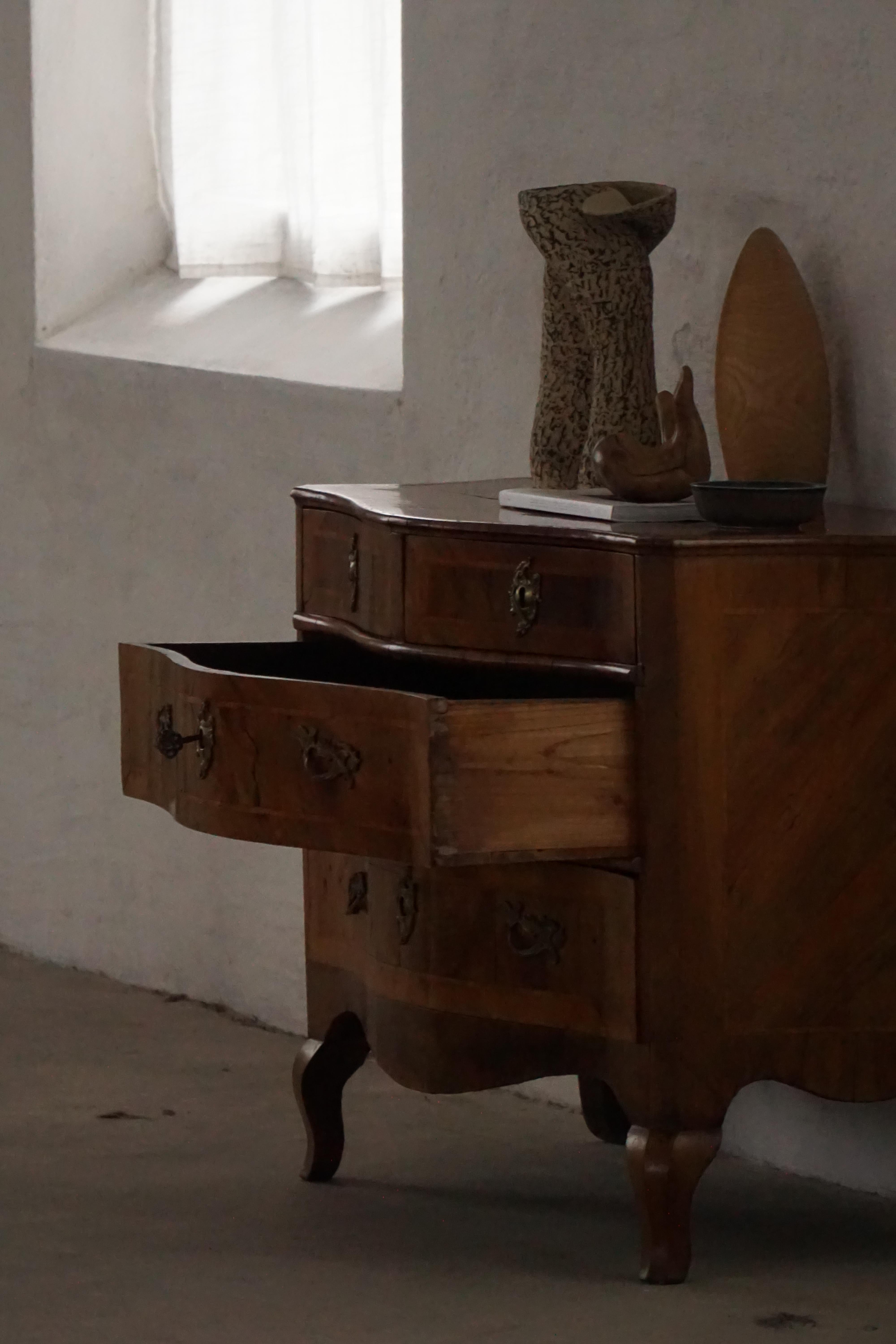 Danese Antico cassettone barocco danese in noce con fronte a serpentina del XVIII secolo in vendita