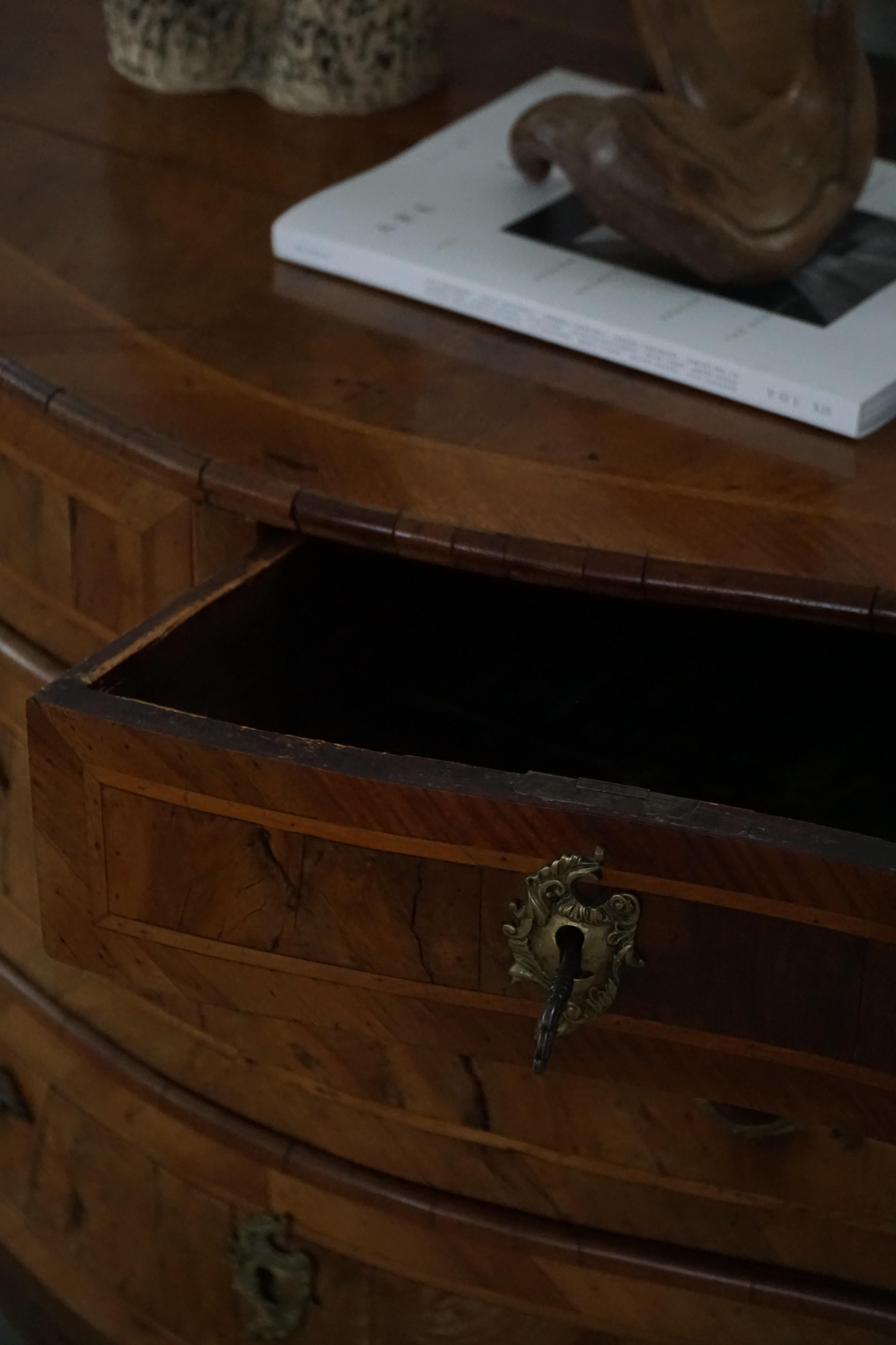 Antico cassettone barocco danese in noce con fronte a serpentina del XVIII secolo In condizioni discrete in vendita a Odense, DK