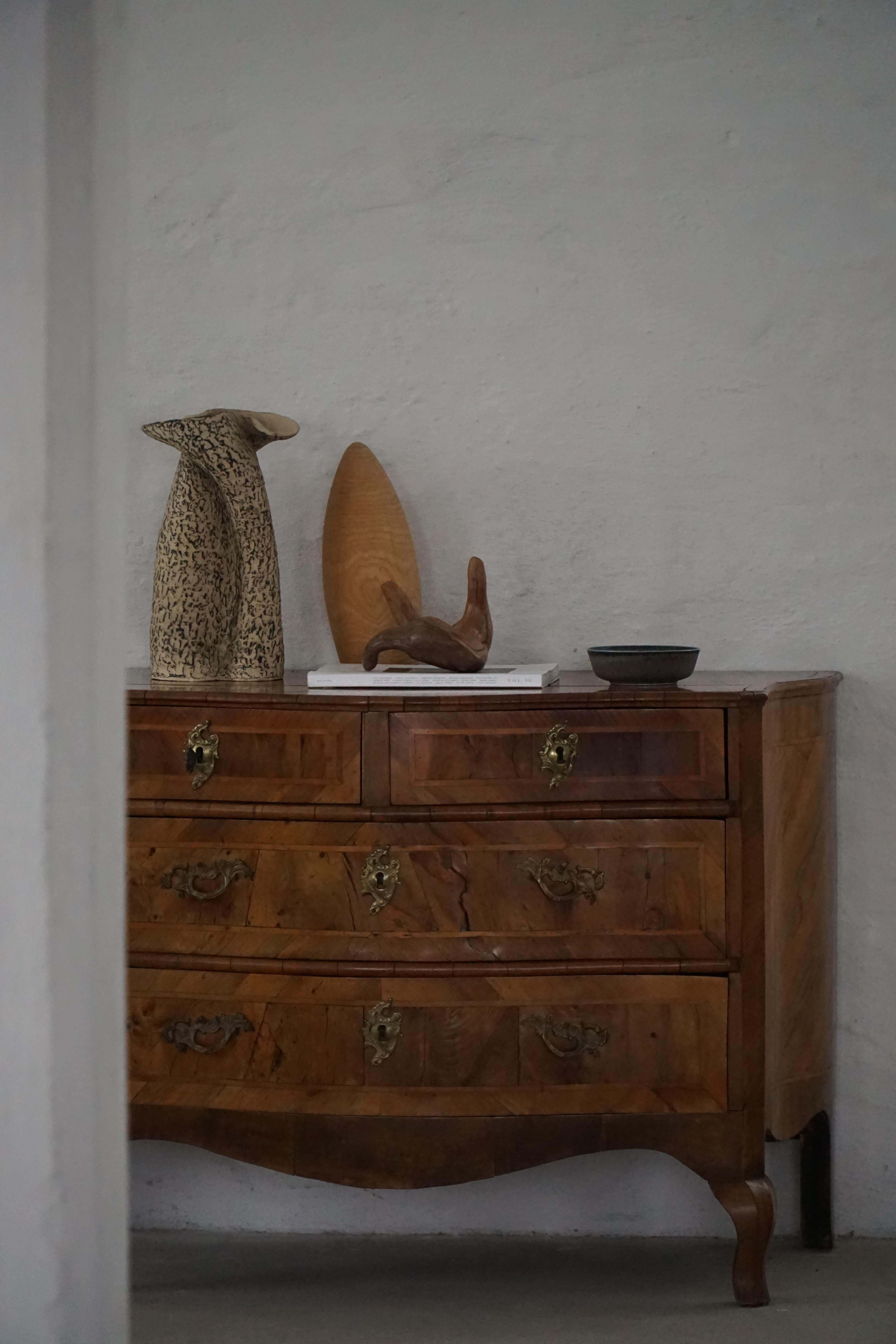 Ottone Antico cassettone barocco danese in noce con fronte a serpentina del XVIII secolo in vendita