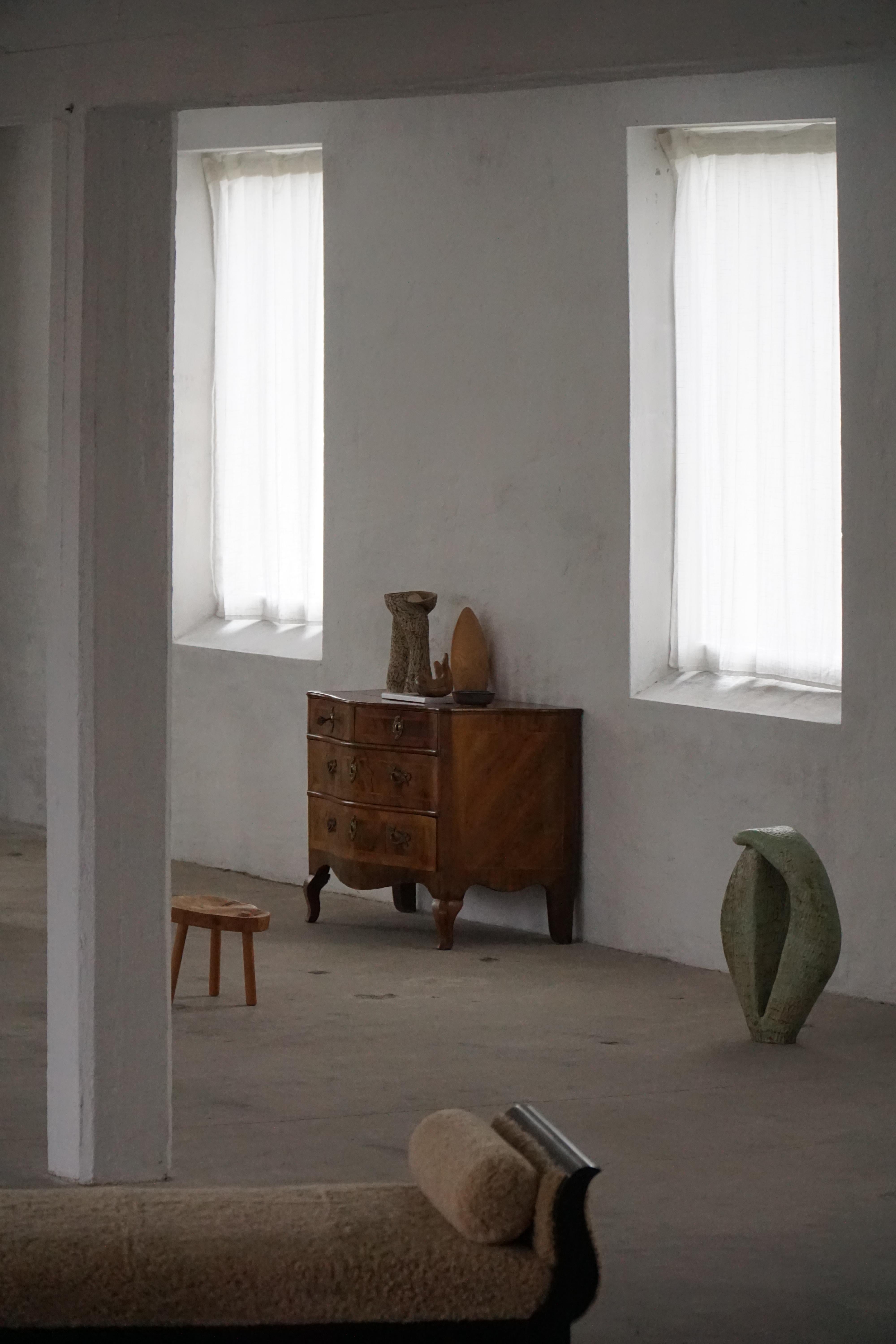 Antico cassettone barocco danese in noce con fronte a serpentina del XVIII secolo in vendita 1