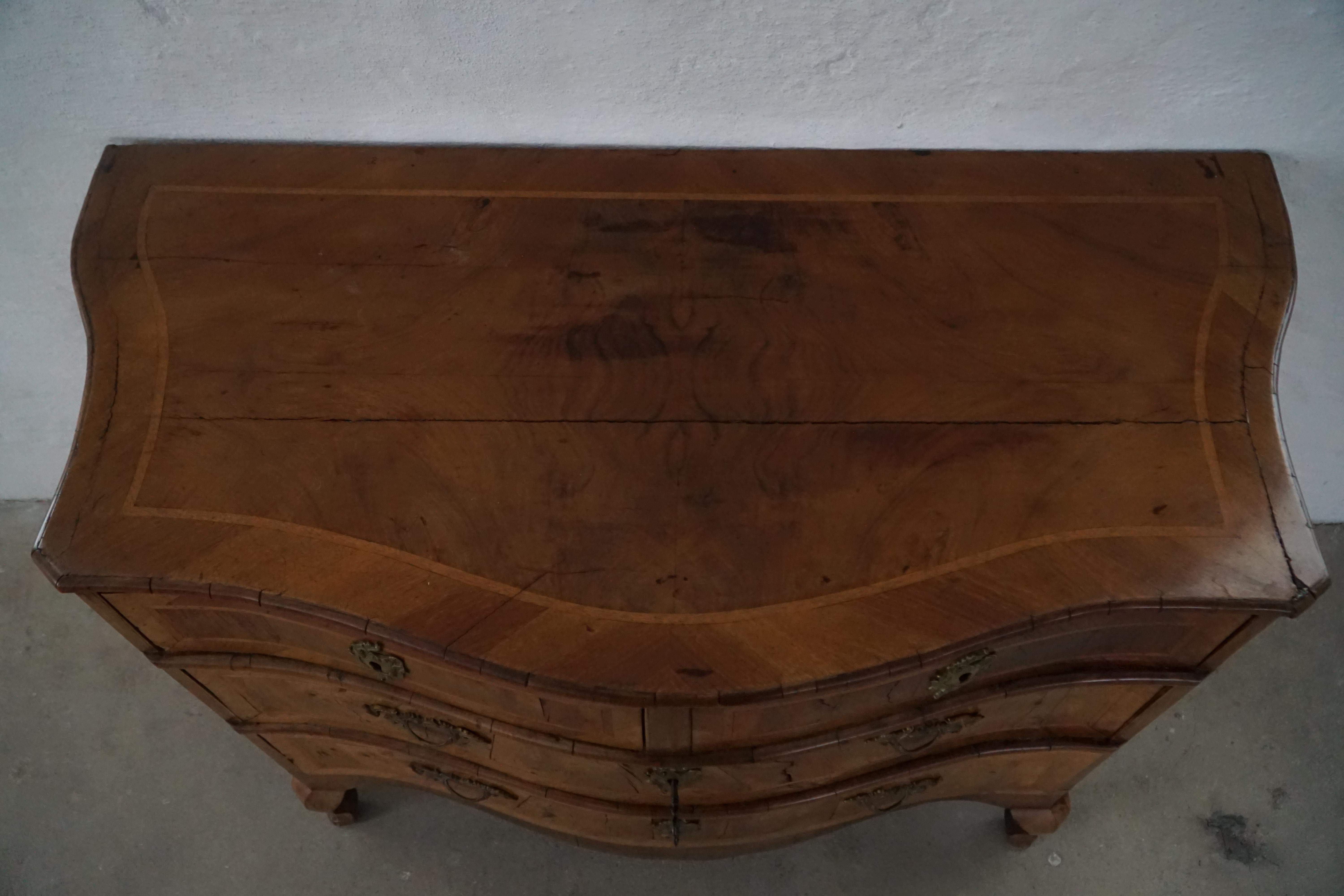 Antico cassettone barocco danese in noce con fronte a serpentina del XVIII secolo in vendita 2