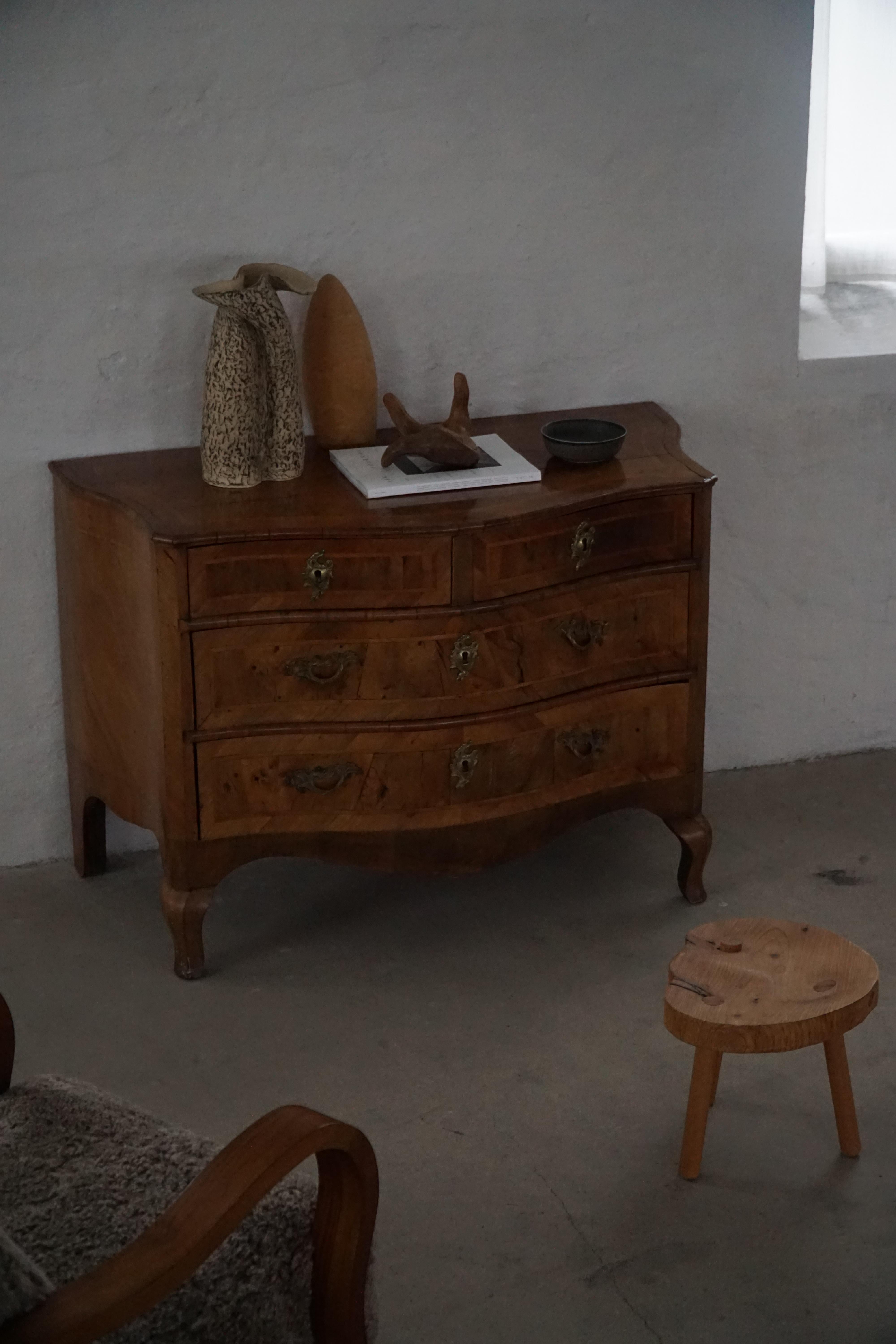 Antico cassettone barocco danese in noce con fronte a serpentina del XVIII secolo in vendita 3