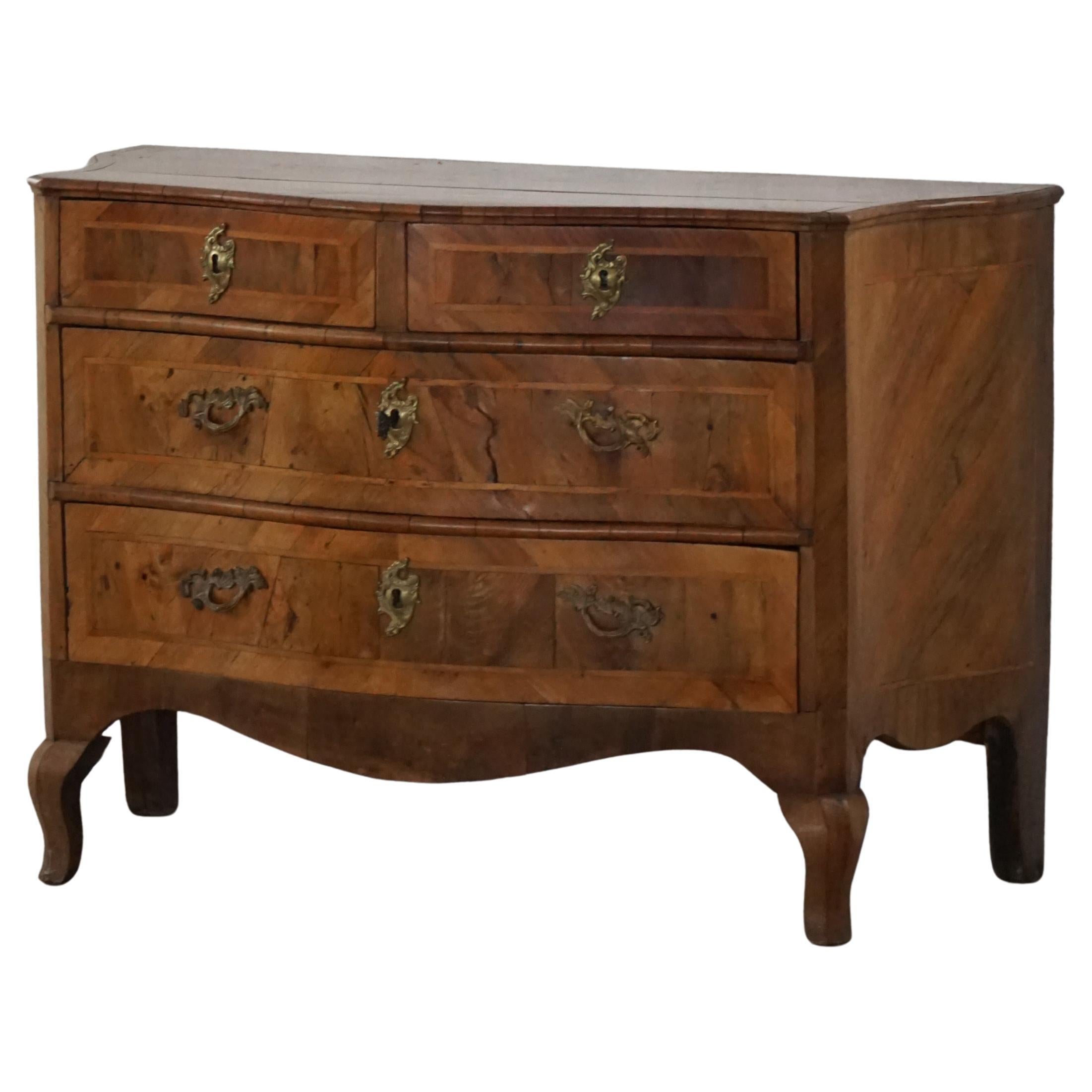 Antico cassettone barocco danese in noce con fronte a serpentina del XVIII secolo in vendita