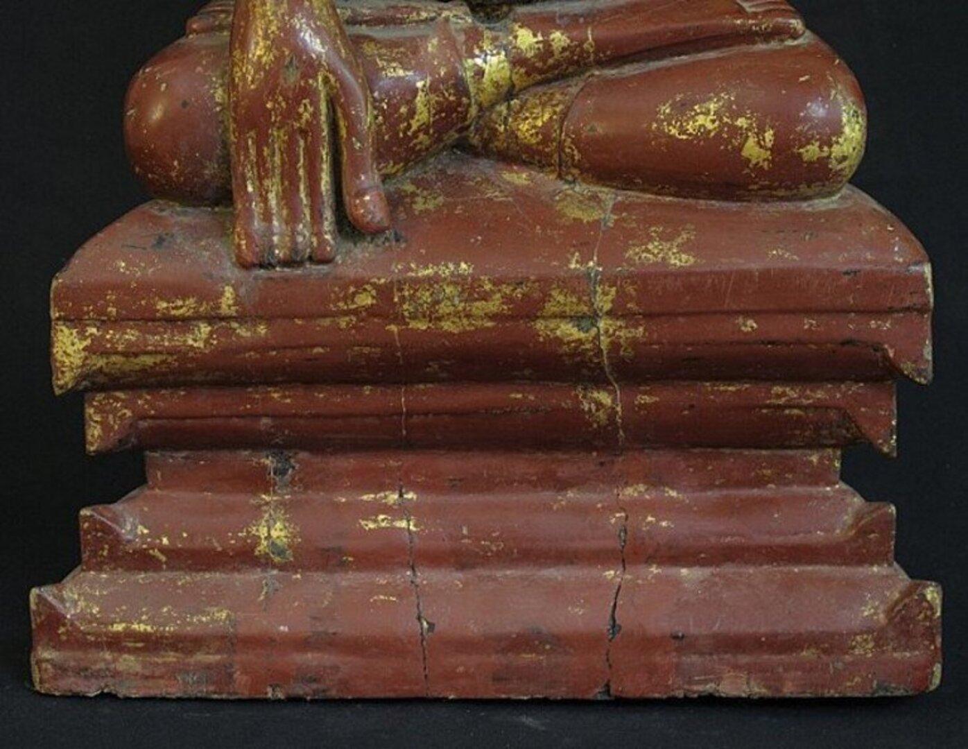 18th Century Antique Sitting Buddha from Burma For Sale 6