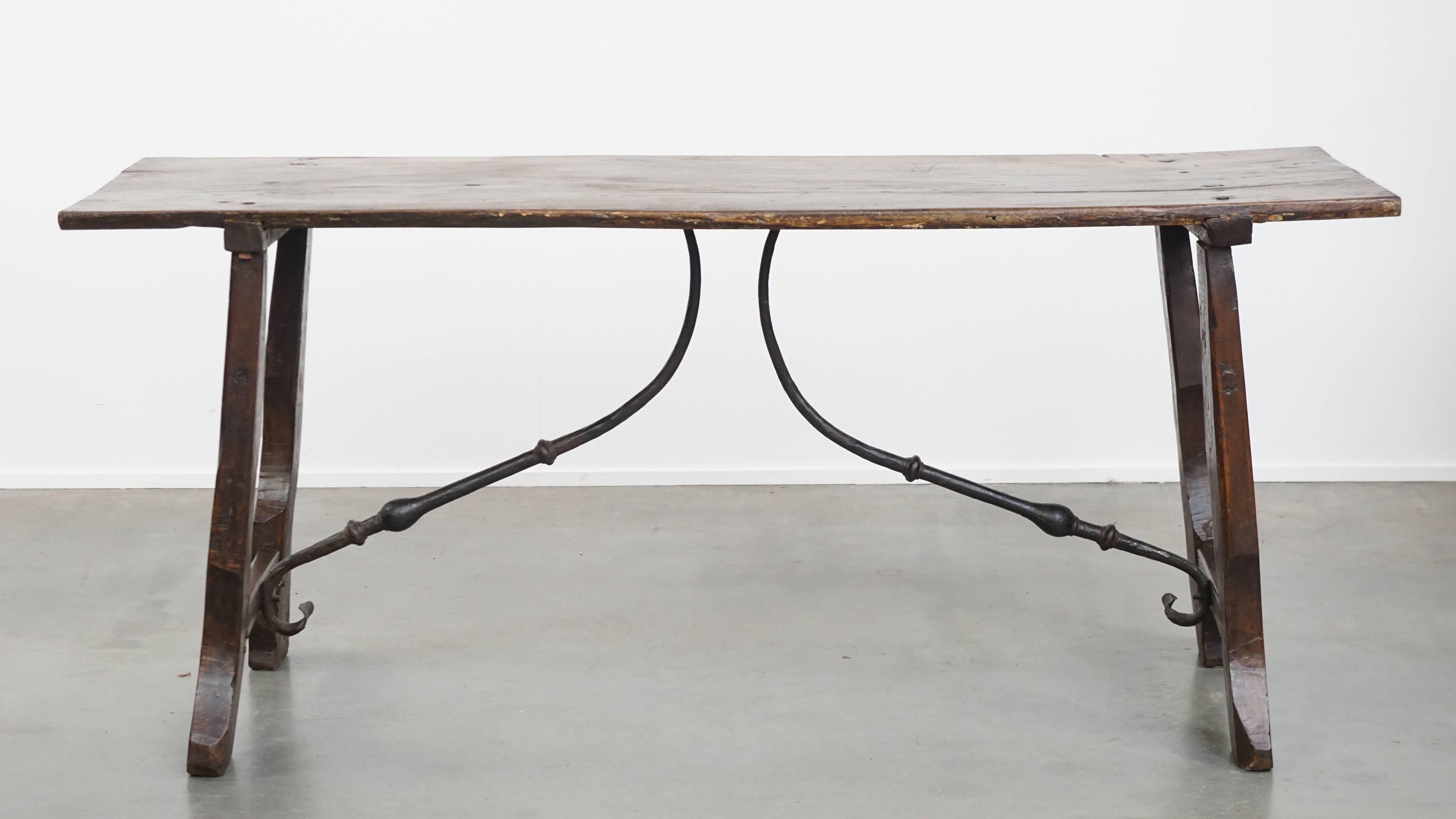Angeboten wird dieser charaktervolle antike spanische Beistelltisch / Esstisch aus dem 18. Jahrhundert mit einer schönen Patina und einzigartigen Details. 

Wie fantastisch ist dieser originale spanische Beistelltisch / Esstisch aus dem 18.