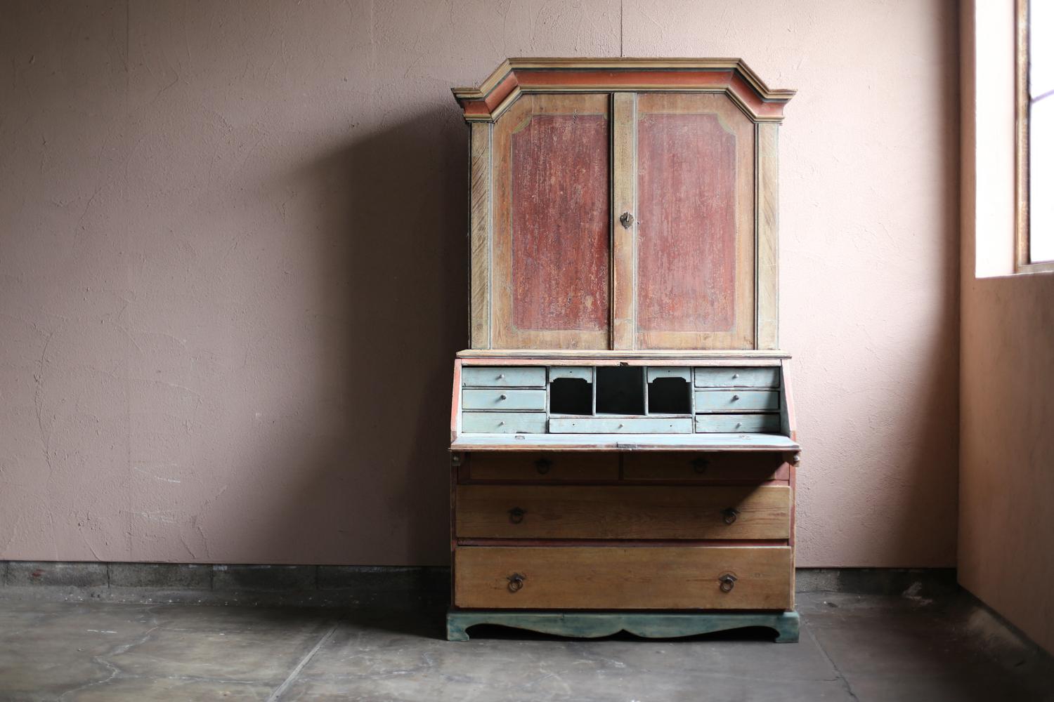 Gustavien Secrétaire baroque suédois ancien du 18ème siècle peint en rouge en vente