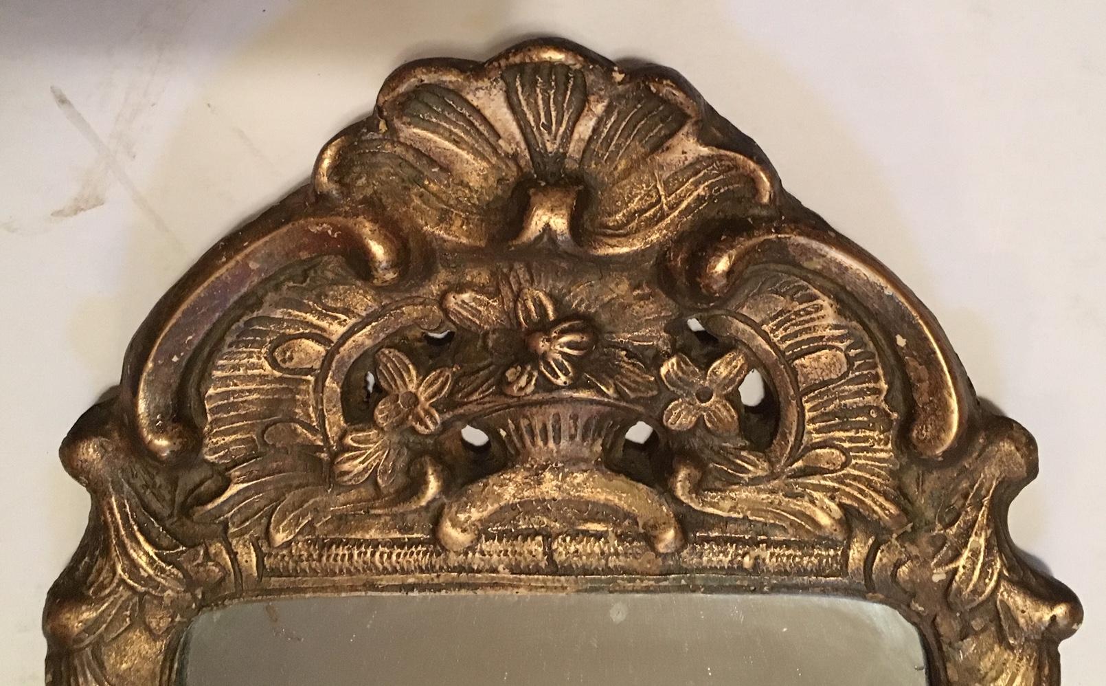 Rococo Miroir suédois antique rococo du 18ème siècle en bois doré et gesso, vers 1750 en vente