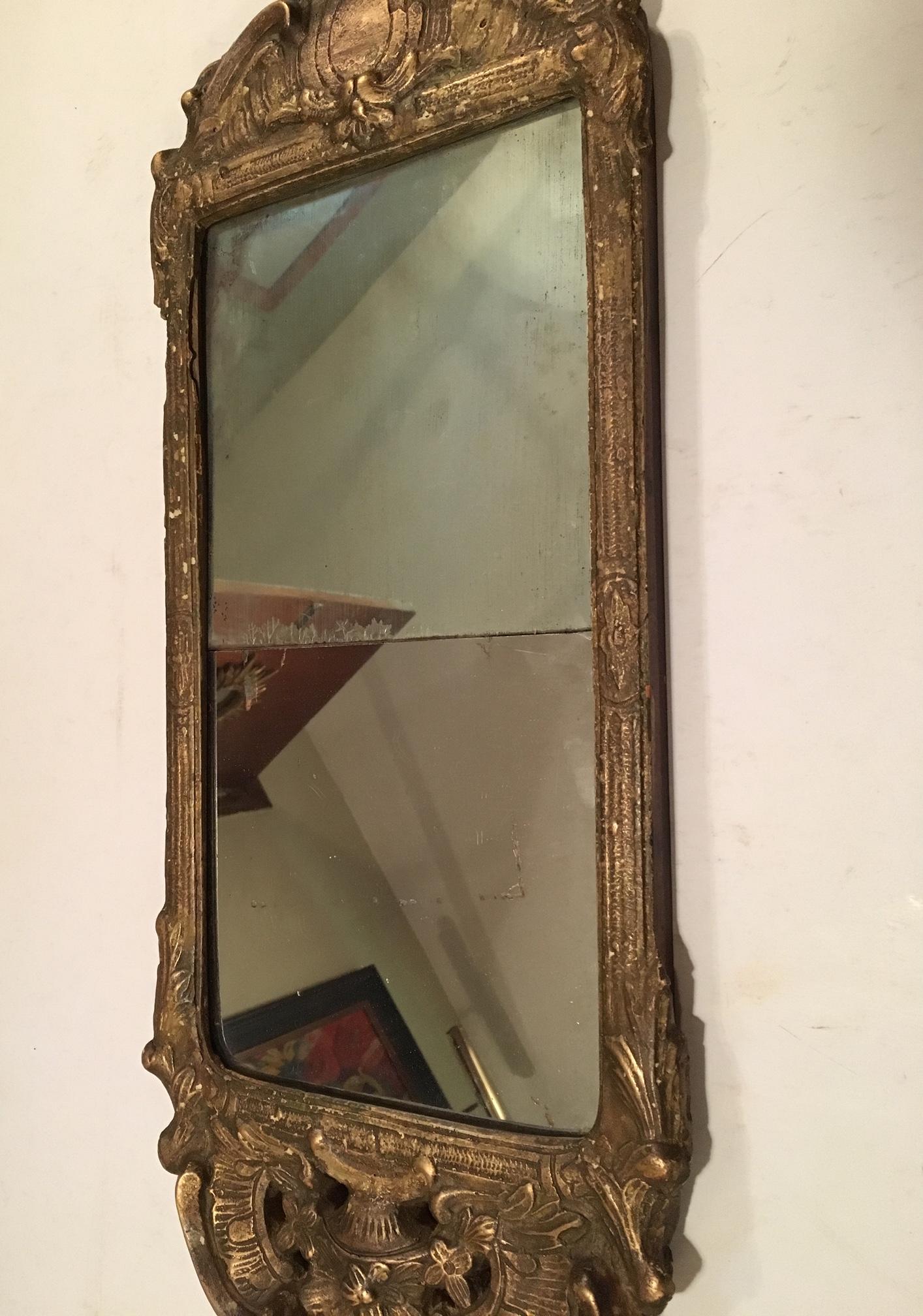 Sculpté à la main Miroir suédois antique rococo du 18ème siècle en bois doré et gesso, vers 1750 en vente
