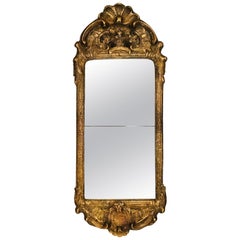 Miroir suédois antique rococo du 18ème siècle en bois doré et gesso, vers 1750