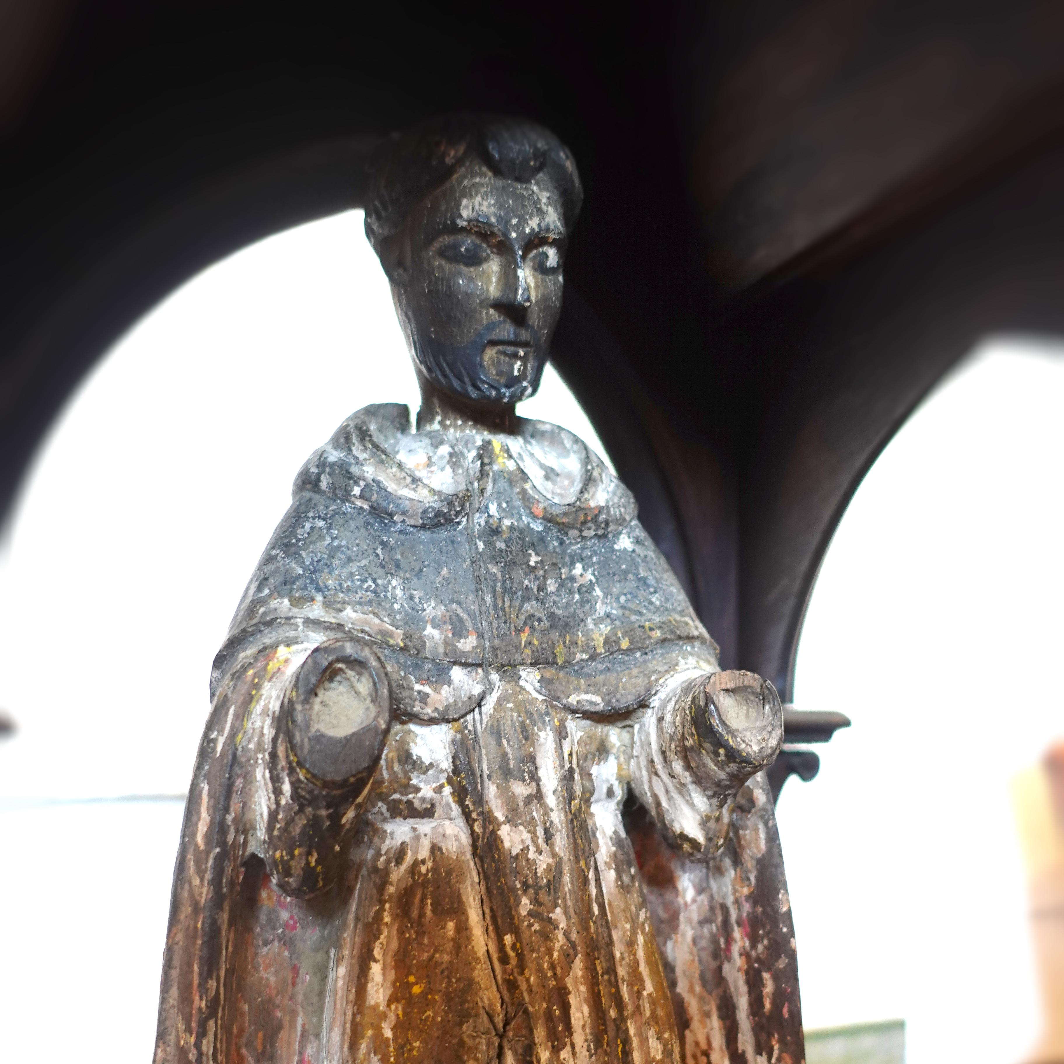 Antike Holzgeschnitzte Santo-Figur aus dem 18. Jahrhundert in späterem Tabernakel (Spanisch Kolonial) im Angebot