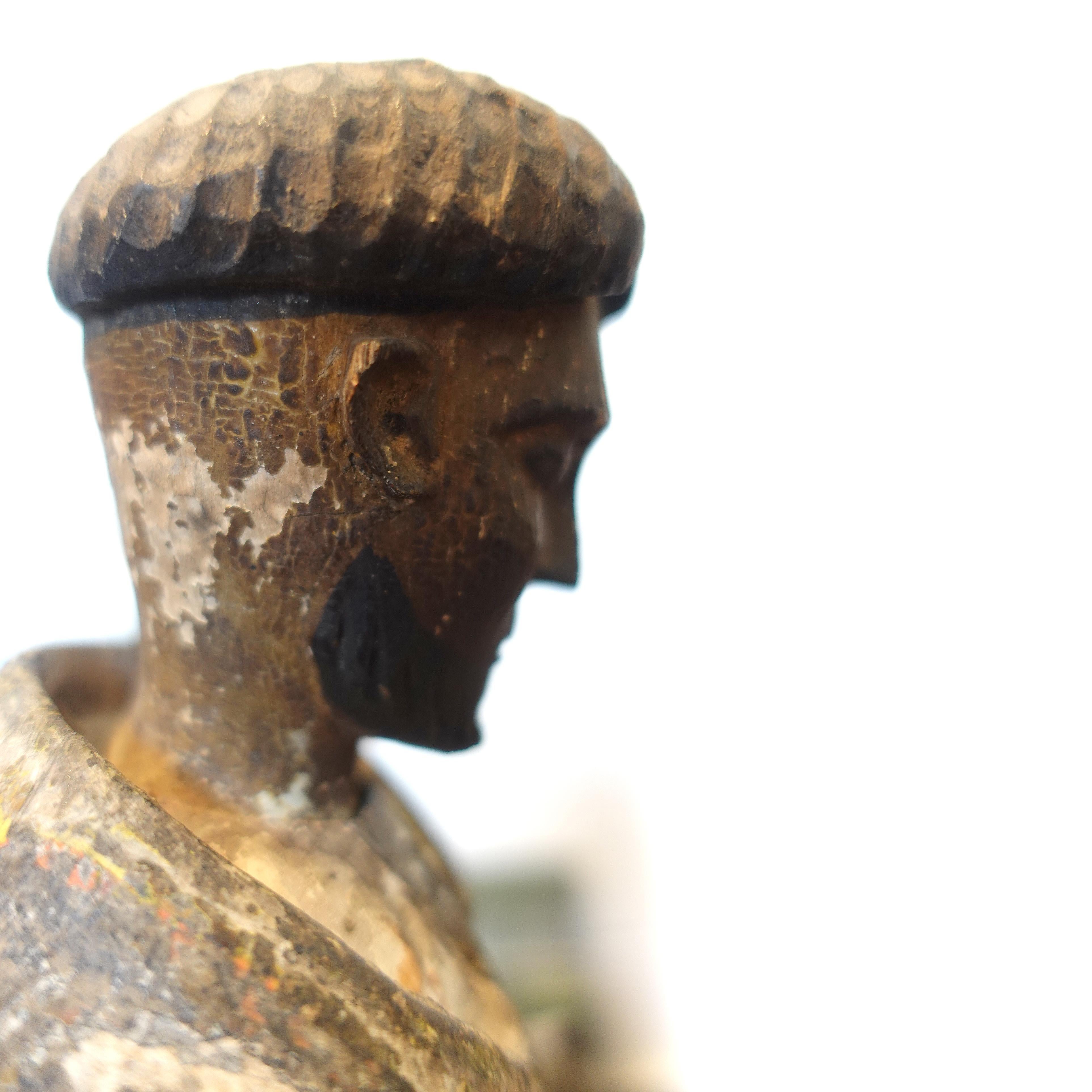 Antike Holzgeschnitzte Santo-Figur aus dem 18. Jahrhundert in späterem Tabernakel im Zustand „Gut“ im Angebot in Leesburg, VA