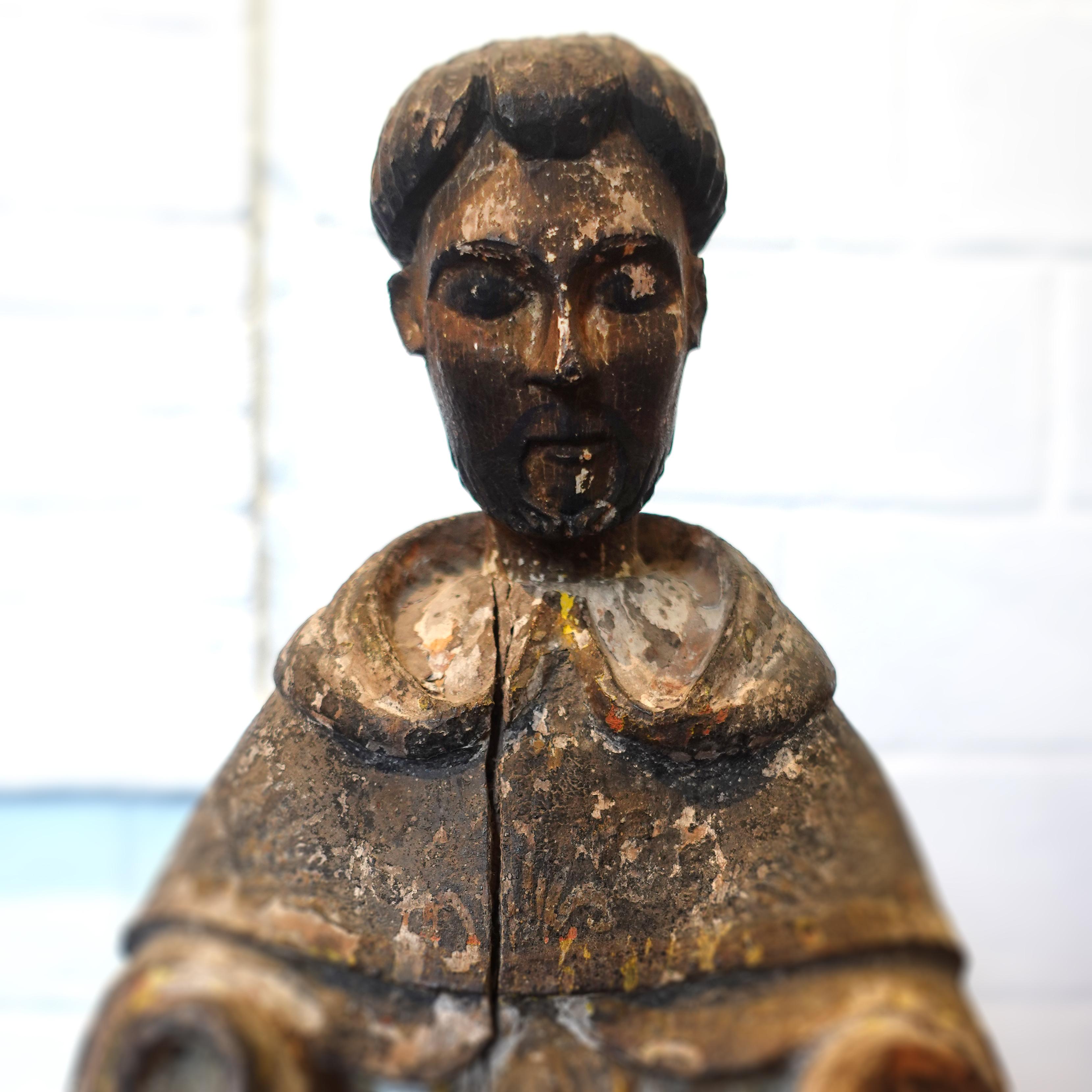 Antike Holzgeschnitzte Santo-Figur aus dem 18. Jahrhundert in späterem Tabernakel im Angebot 1