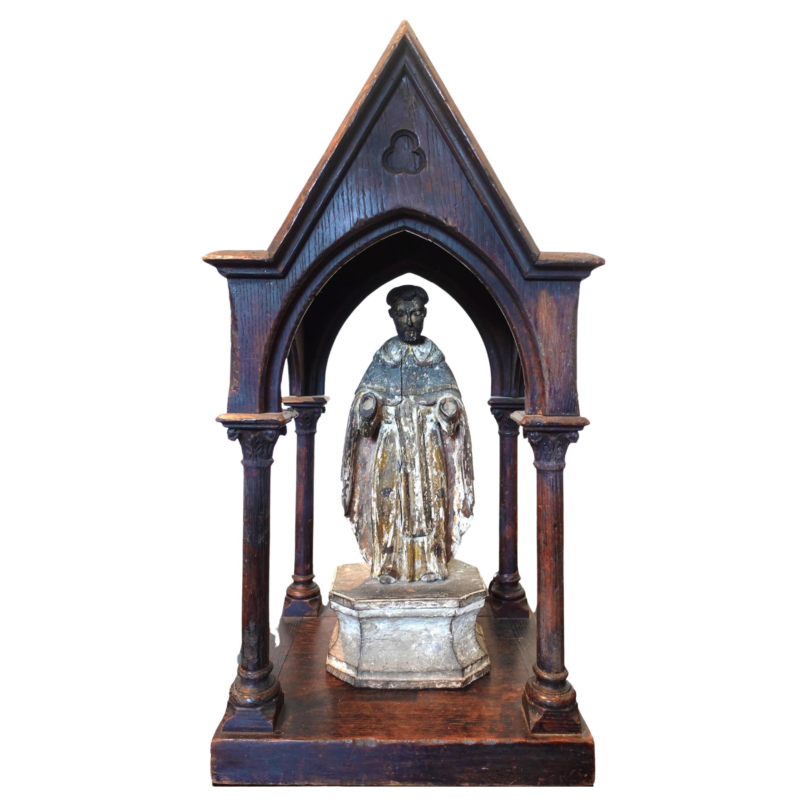 Antike Holzgeschnitzte Santo-Figur aus dem 18. Jahrhundert in späterem Tabernakel im Angebot
