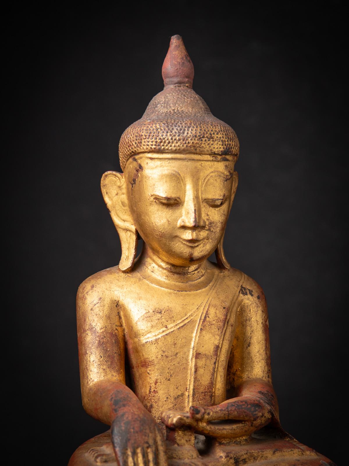 statue de Bouddha birman antique en bois du 18e siècle en Bhumisparsha mudra en vente 4