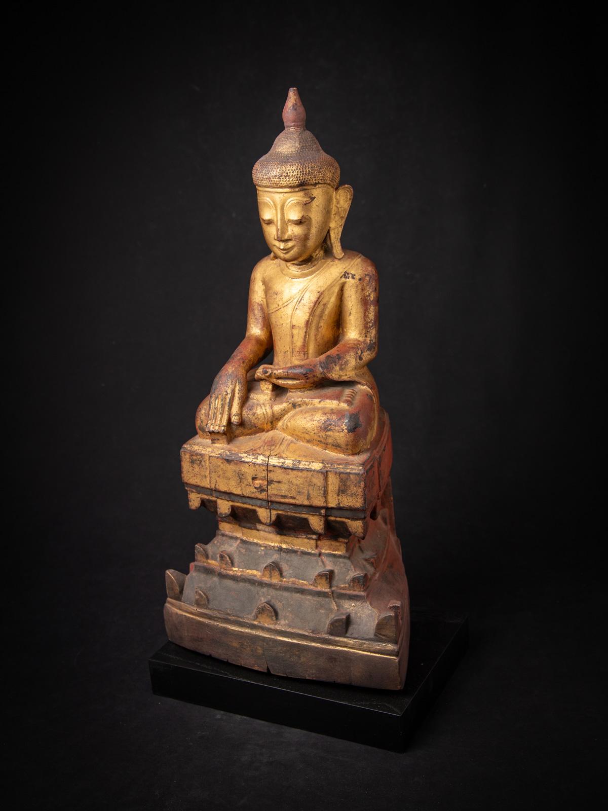 statue de Bouddha birman antique en bois du 18e siècle en Bhumisparsha mudra en vente 5