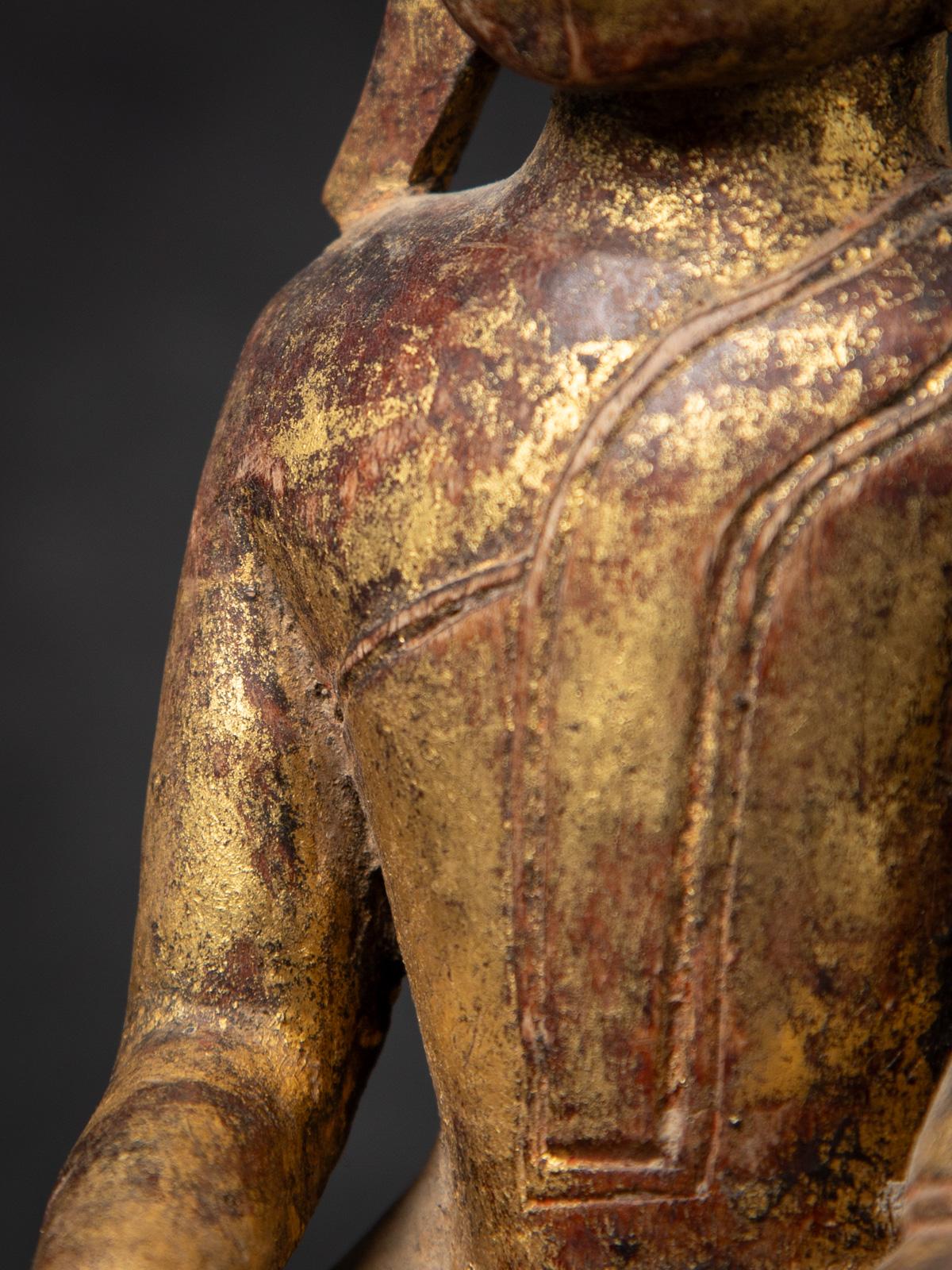 statue de Bouddha birman ancien en bois du 18ème siècle au Bhumisparsha Mudra en vente 10