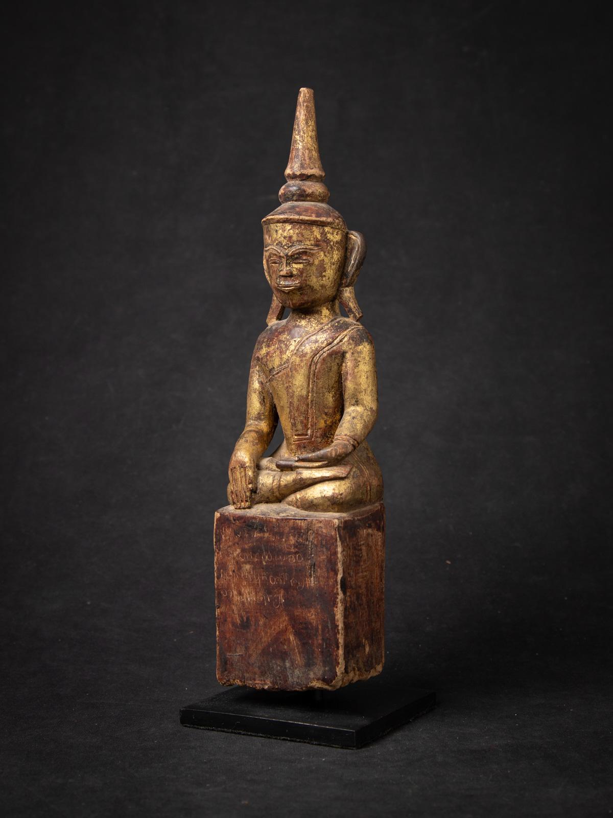 Statue de Bouddha antique en bois de Birmanie
Matériau : bois
33,8 cm de hauteur
10,1 cm de large et 9,2 cm de profondeur
Doré à l'or fin 24 krt.
Style Shan (Tai Yai)
Bhumisparsha mudra
18ème siècle
Avec inscriptions dans la base
Poids : 1,14