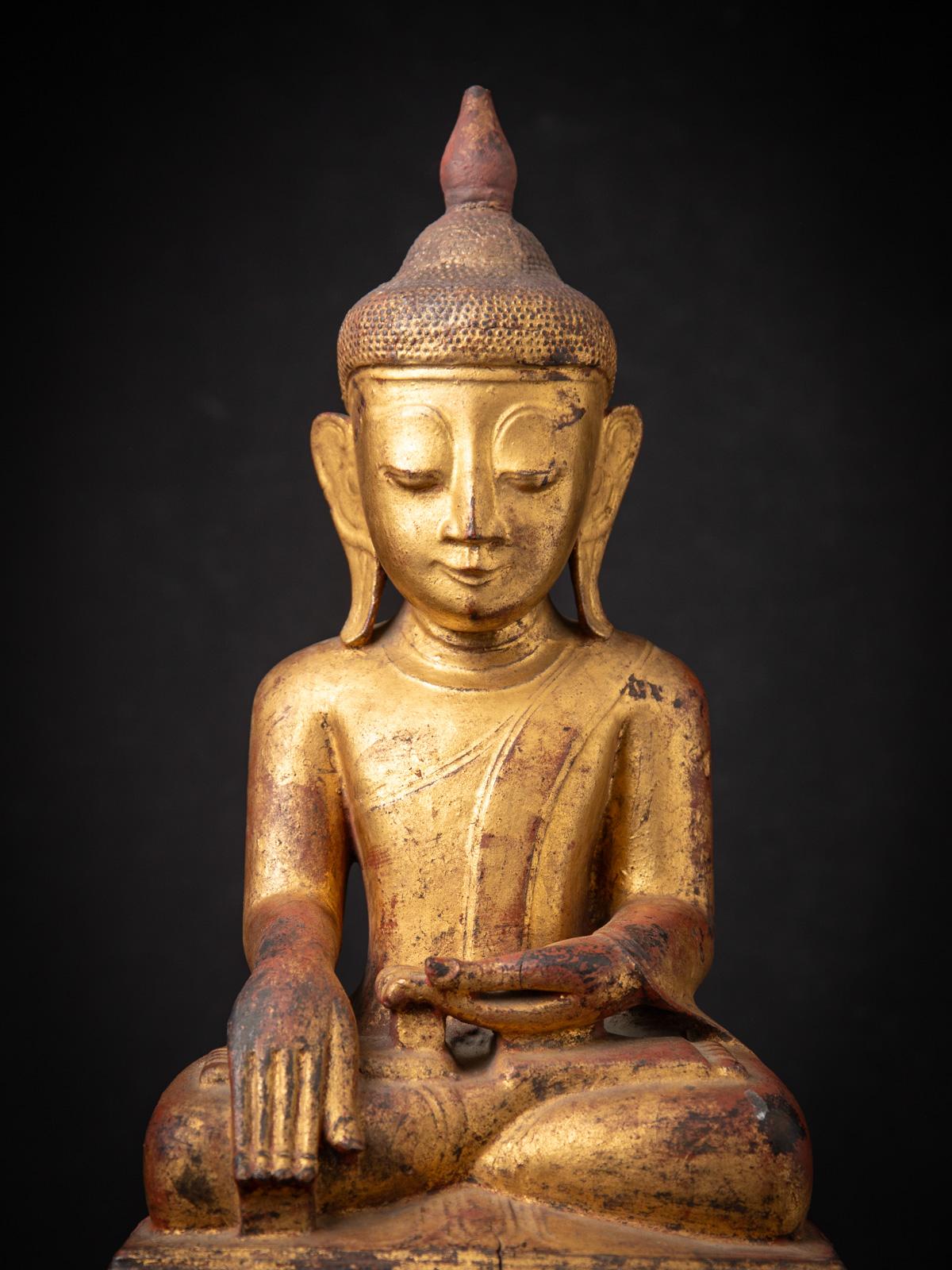 Découvrez la beauté intemporelle de cette statue de Bouddha antique en bois de Birmanie, un remarquable artefact du XVIIIe siècle fabriqué dans l'élégant style Ava. D'une hauteur de 69,8 cm, d'une largeur de 33,1 cm et d'une profondeur de 23,1 cm,