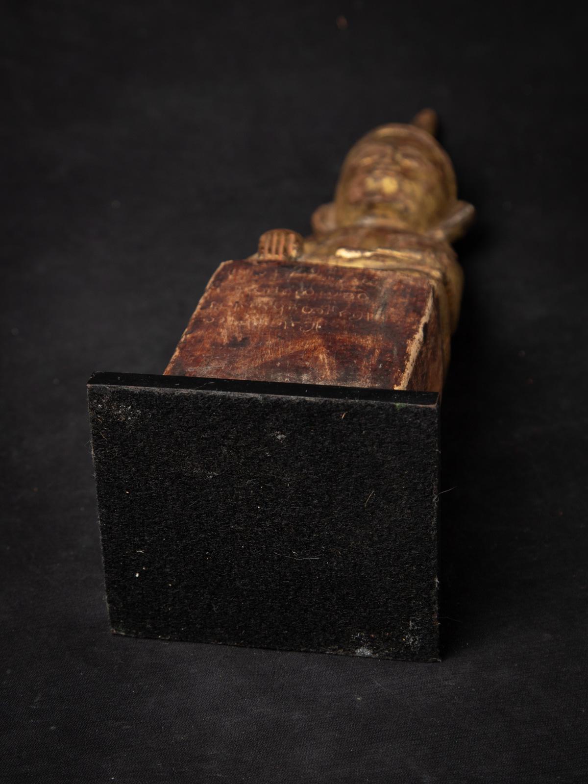 statue de Bouddha birman ancien en bois du 18ème siècle au Bhumisparsha Mudra en vente 14