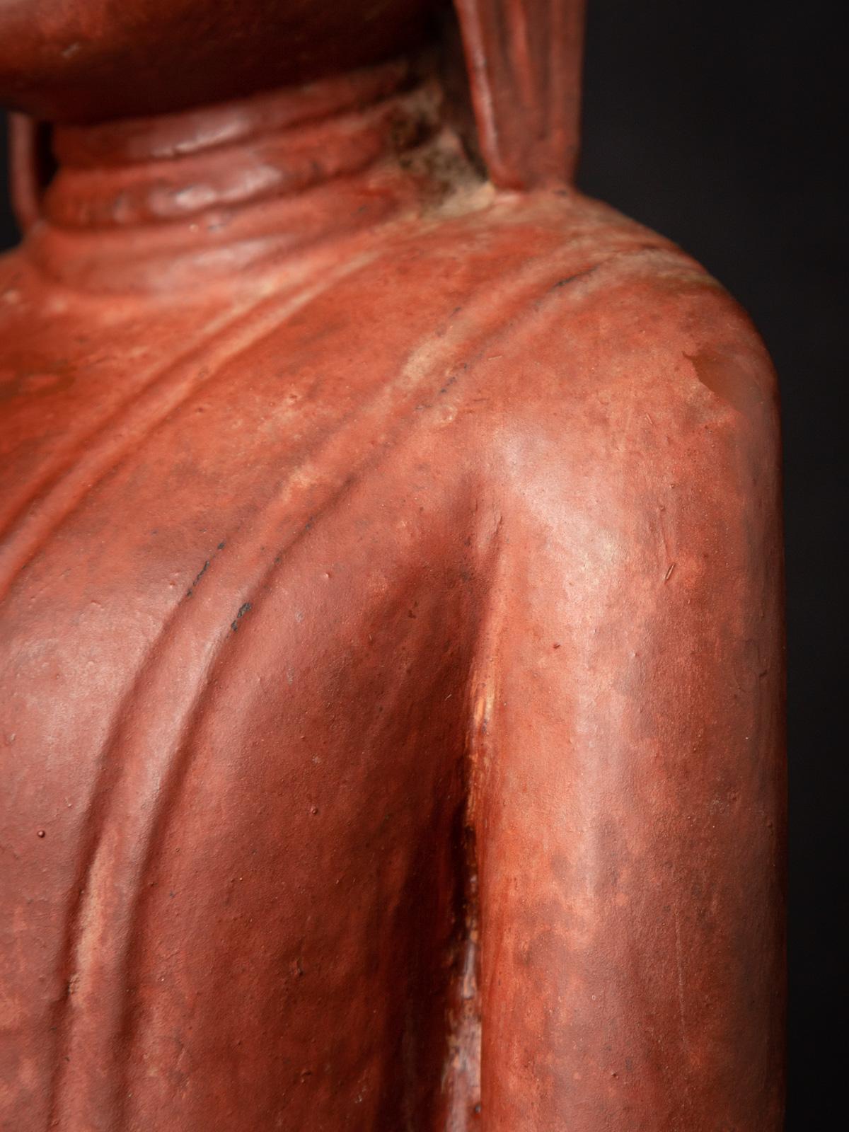 Antike burmesische Buddha-Statue aus Holz aus dem 18. Jahrhundert in Bhumisparsha Mudra im Zustand „Gut“ im Angebot in DEVENTER, NL