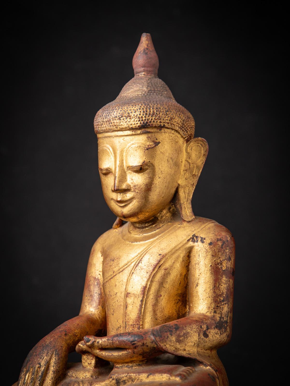 XVIIIe siècle et antérieur statue de Bouddha birman antique en bois du 18e siècle en Bhumisparsha mudra en vente