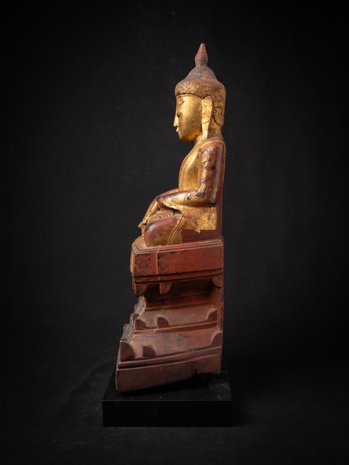 Bois statue de Bouddha birman antique en bois du 18e siècle en Bhumisparsha mudra en vente