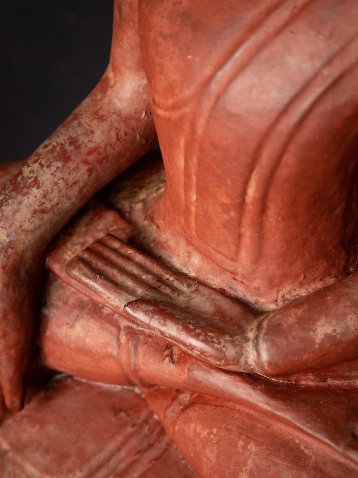 18th century antique wooden Burmese Buddha statue in Bhumisparsha Mudra For Sale 2