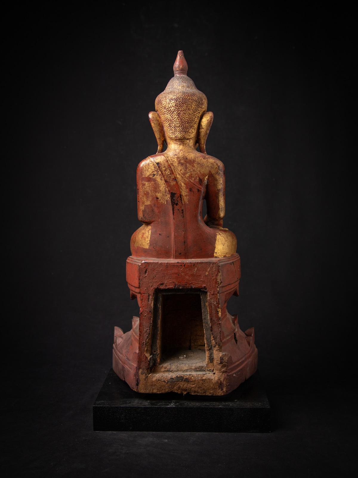 statue de Bouddha birman antique en bois du 18e siècle en Bhumisparsha mudra en vente 1
