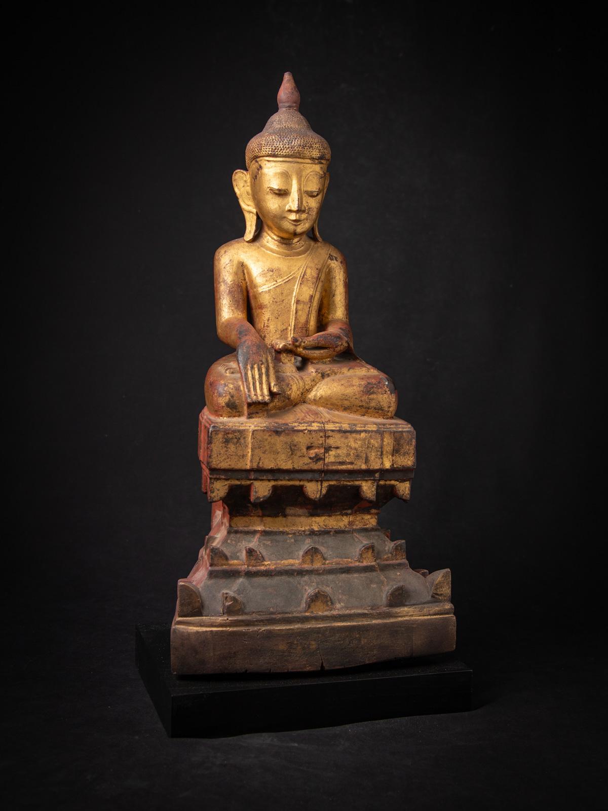 statue de Bouddha birman antique en bois du 18e siècle en Bhumisparsha mudra en vente 3