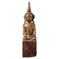 Statua antica di Buddha birmano in legno del XVIII secolo con Bhumisparsha Mudra