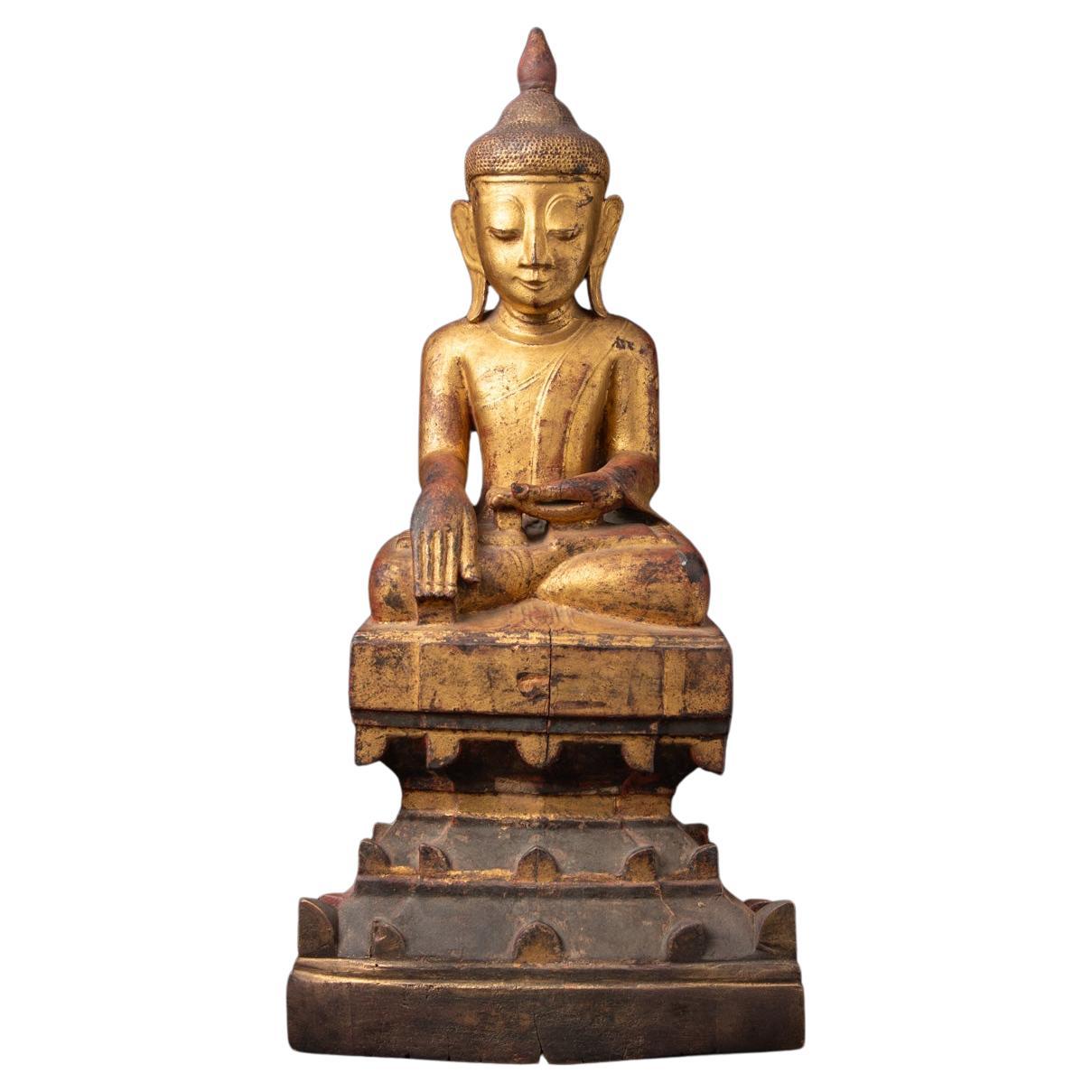 Antike burmesische Buddha-Statue aus Holz aus dem 18. Jahrhundert in Bhumisparsha-Mudra