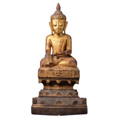Statua antica di Buddha birmano in legno del XVIII secolo in mudra Bhumisparsha