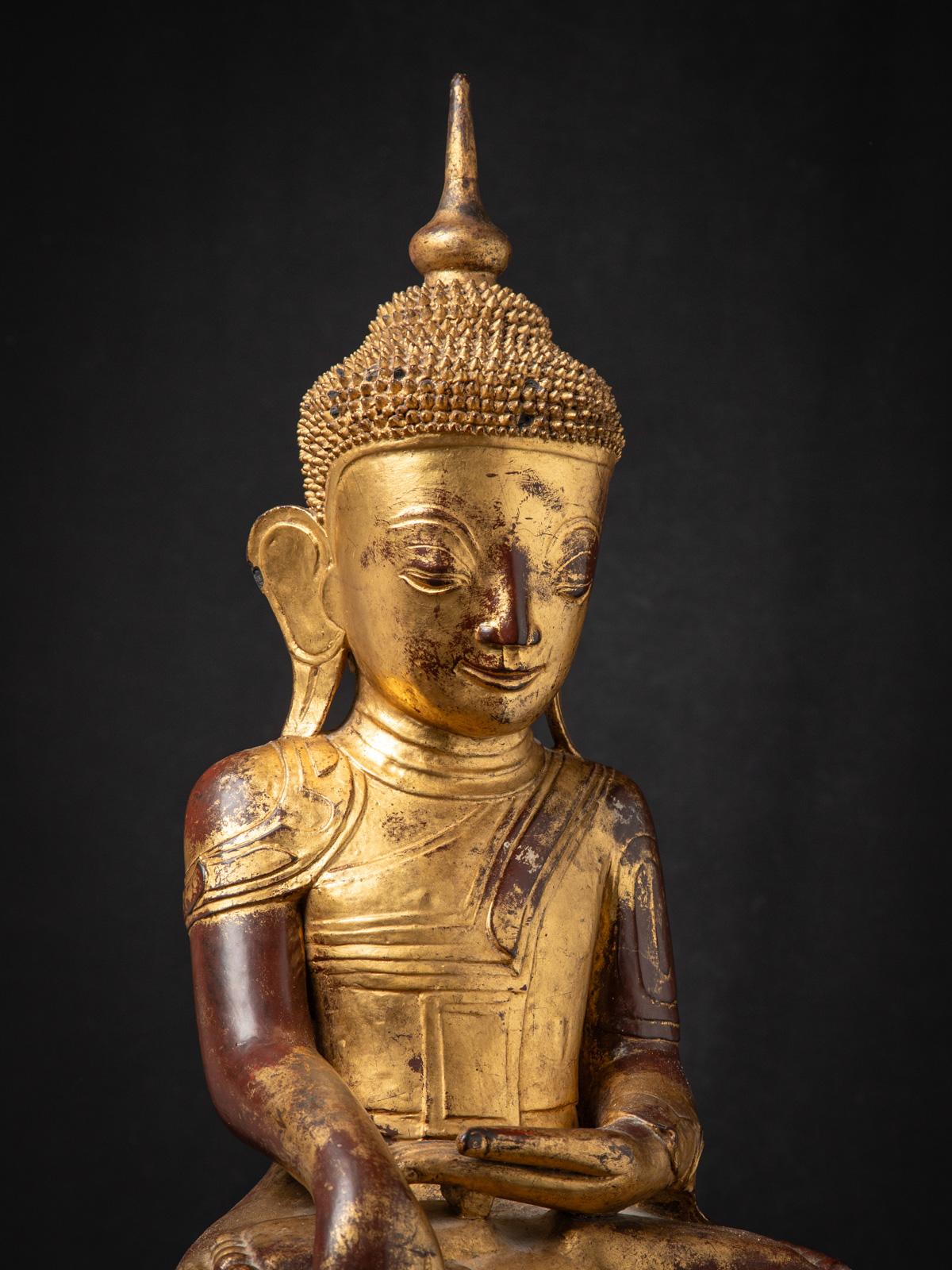 18th century Antique wooden Burmese Shan Buddha in Bhumisparsha Mudra For Sale 12