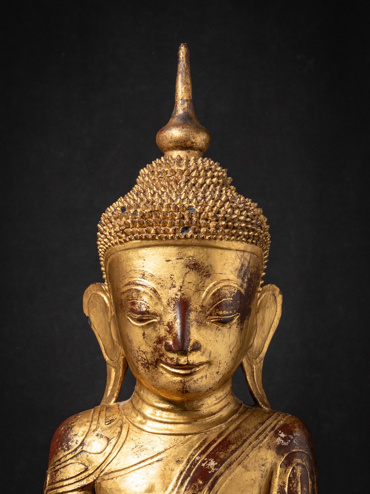 18th century Antique wooden Burmese Shan Buddha in Bhumisparsha Mudra In Good Condition For Sale In DEVENTER, NL