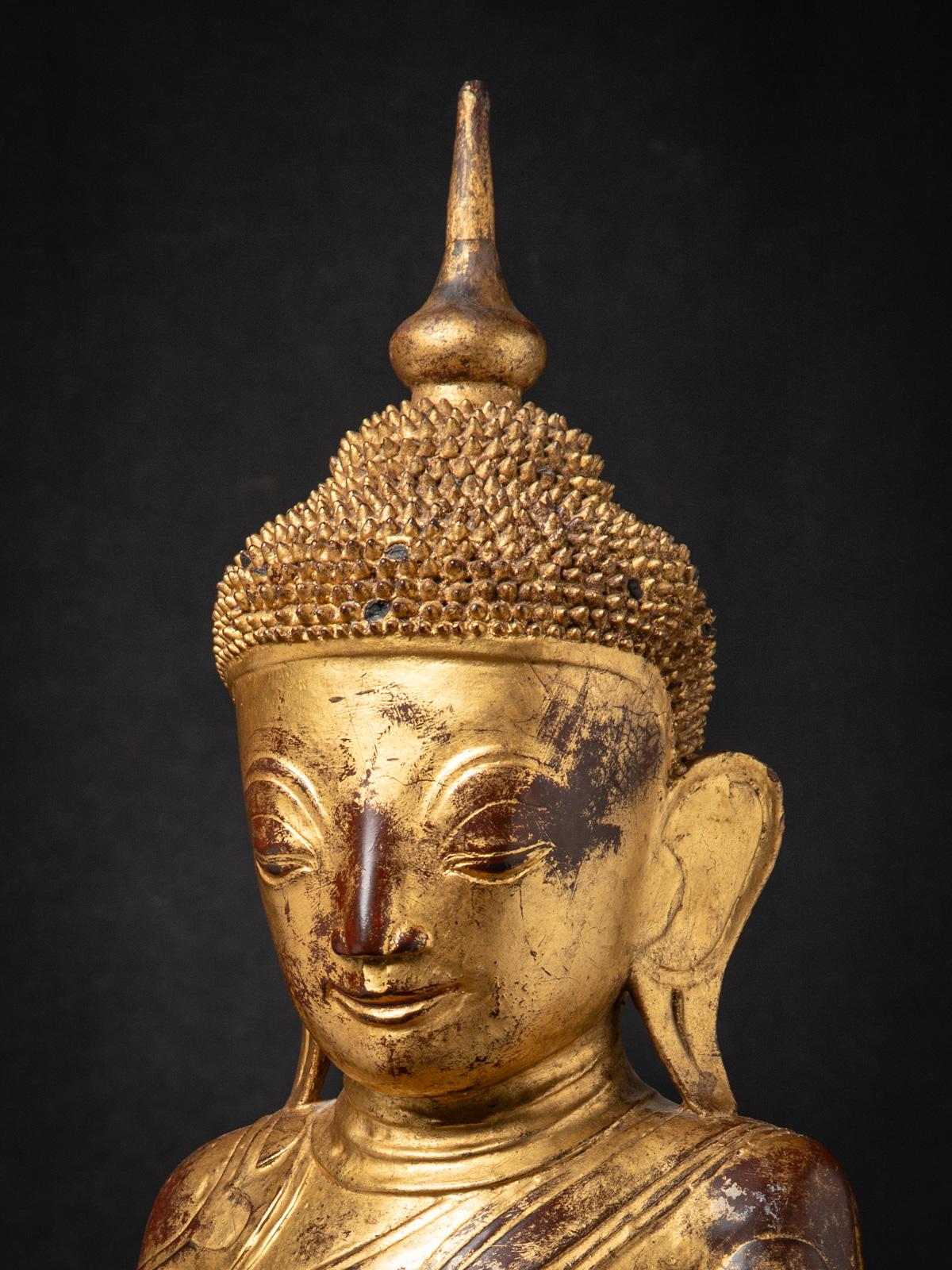 18th century Antique wooden Burmese Shan Buddha in Bhumisparsha Mudra For Sale 1