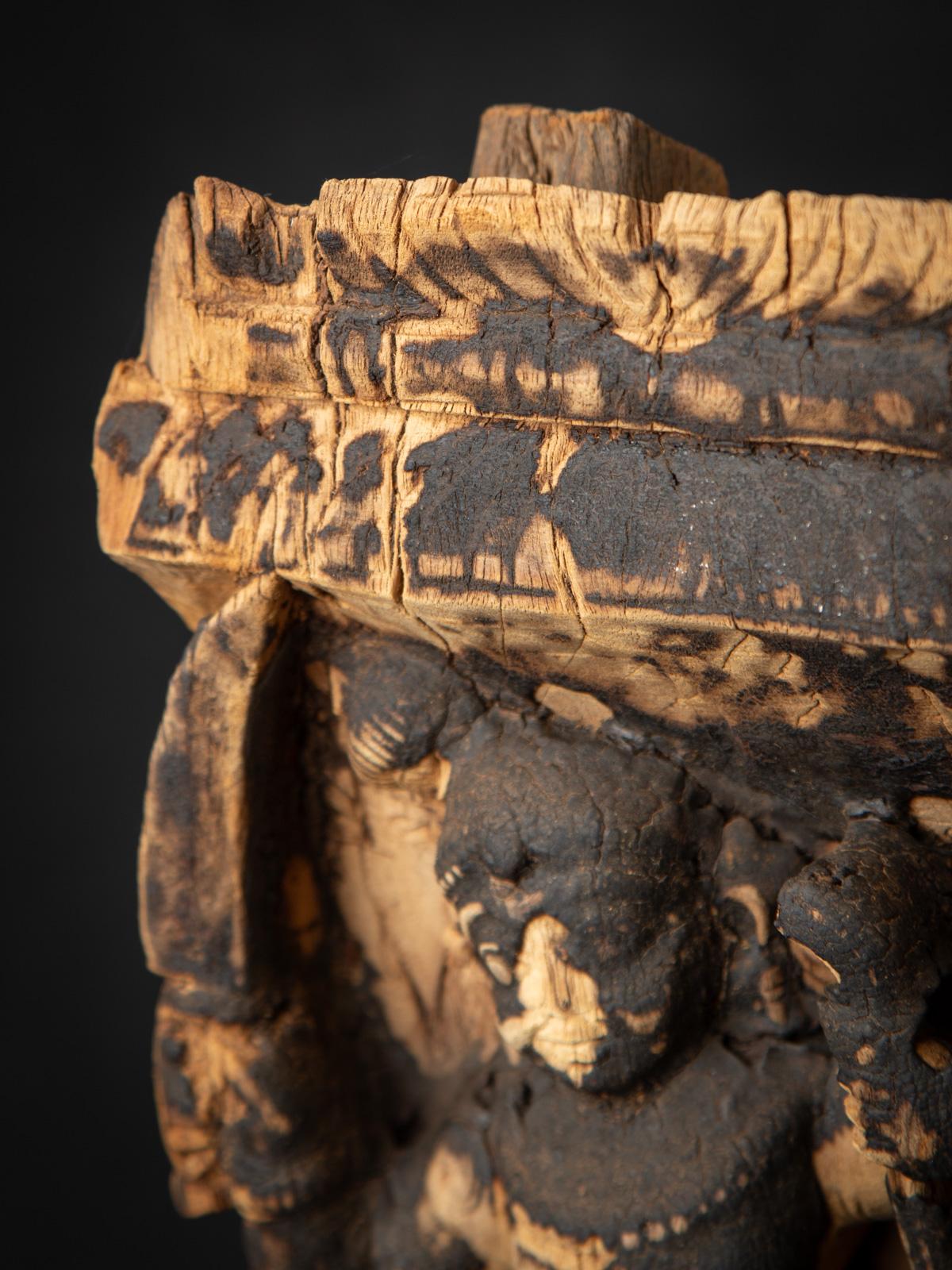 Panneau de temple indien ancien en bois du 18ème siècle en vente 8