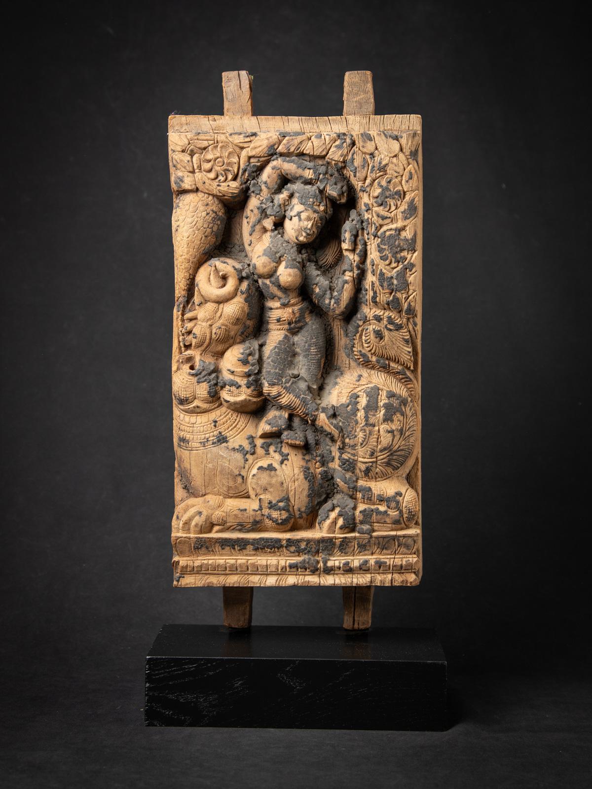 Panneau ancien de temple indien en bois du , 18e siècle

Matériau : bois
56,2 cm de haut
25,2 cm de large et 13,4 cm de profondeur
Originaire d'un antique char de temple
18ème siècle
Voir les deux dernières photos du char du temple d'où provient le