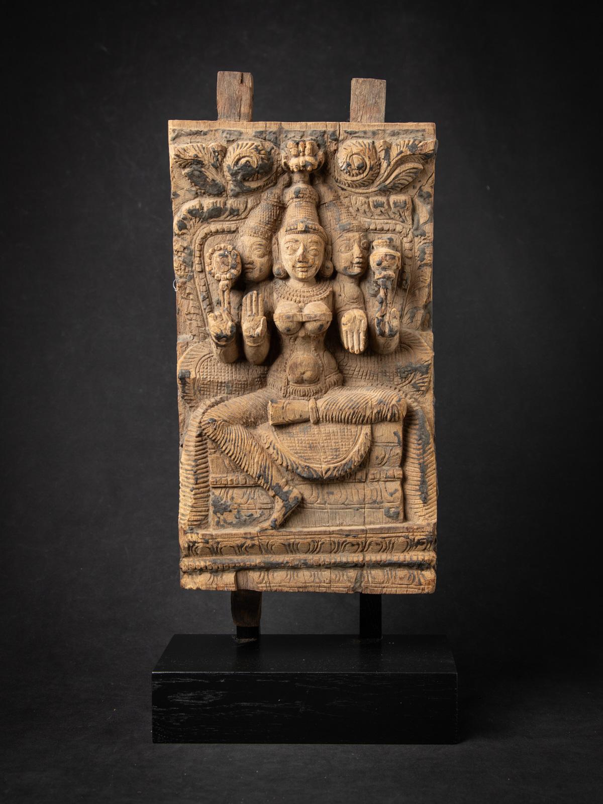 Ce panneau de temple indien antique en bois est un objet exceptionnel du XVIIIe siècle. Il faisait à l'origine partie d'un char de temple traditionnel utilisé lors des processions sacrées. Sculpté à la main dans du bois, le panneau mesure 56,3 cm de