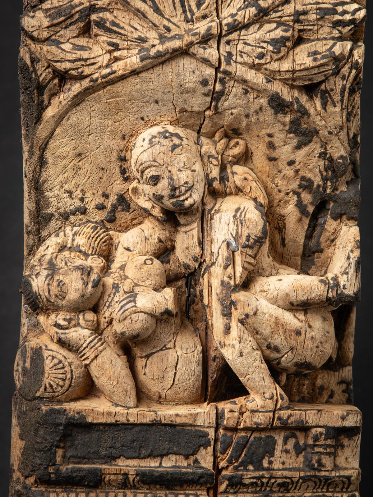 18th century Antique wooden Indian temple panel from India In Good Condition For Sale In DEVENTER, NL