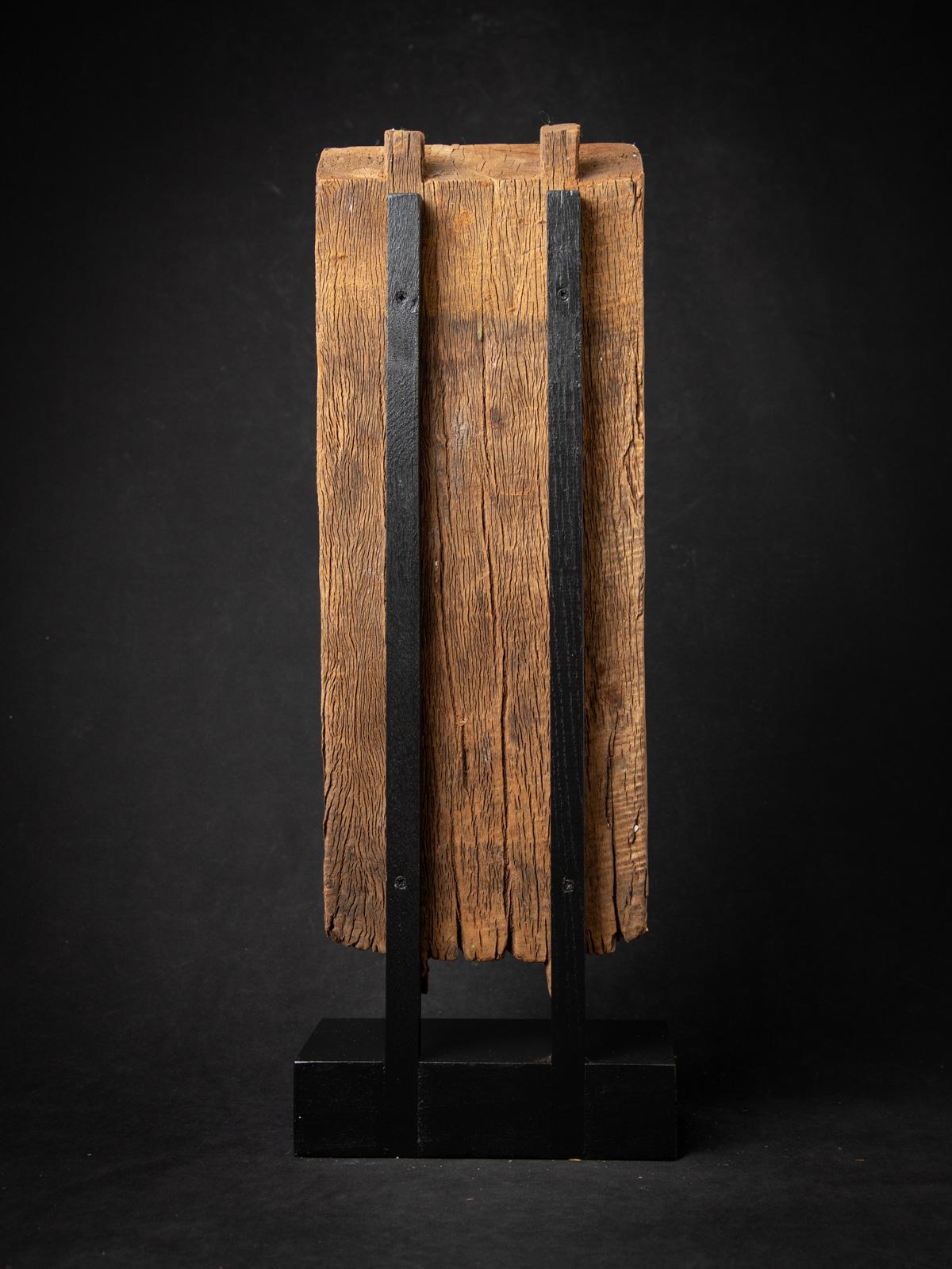 18th century Antique wooden Indian temple panel from India In Good Condition For Sale In DEVENTER, NL
