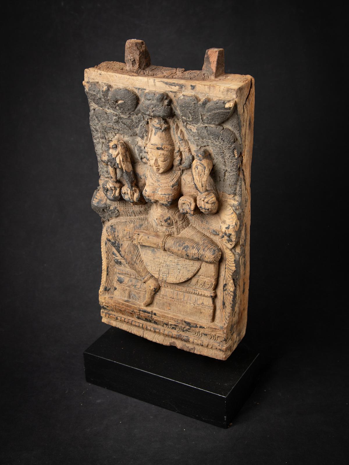 18th century Antique wooden Indian temple panel from India In Good Condition For Sale In DEVENTER, NL