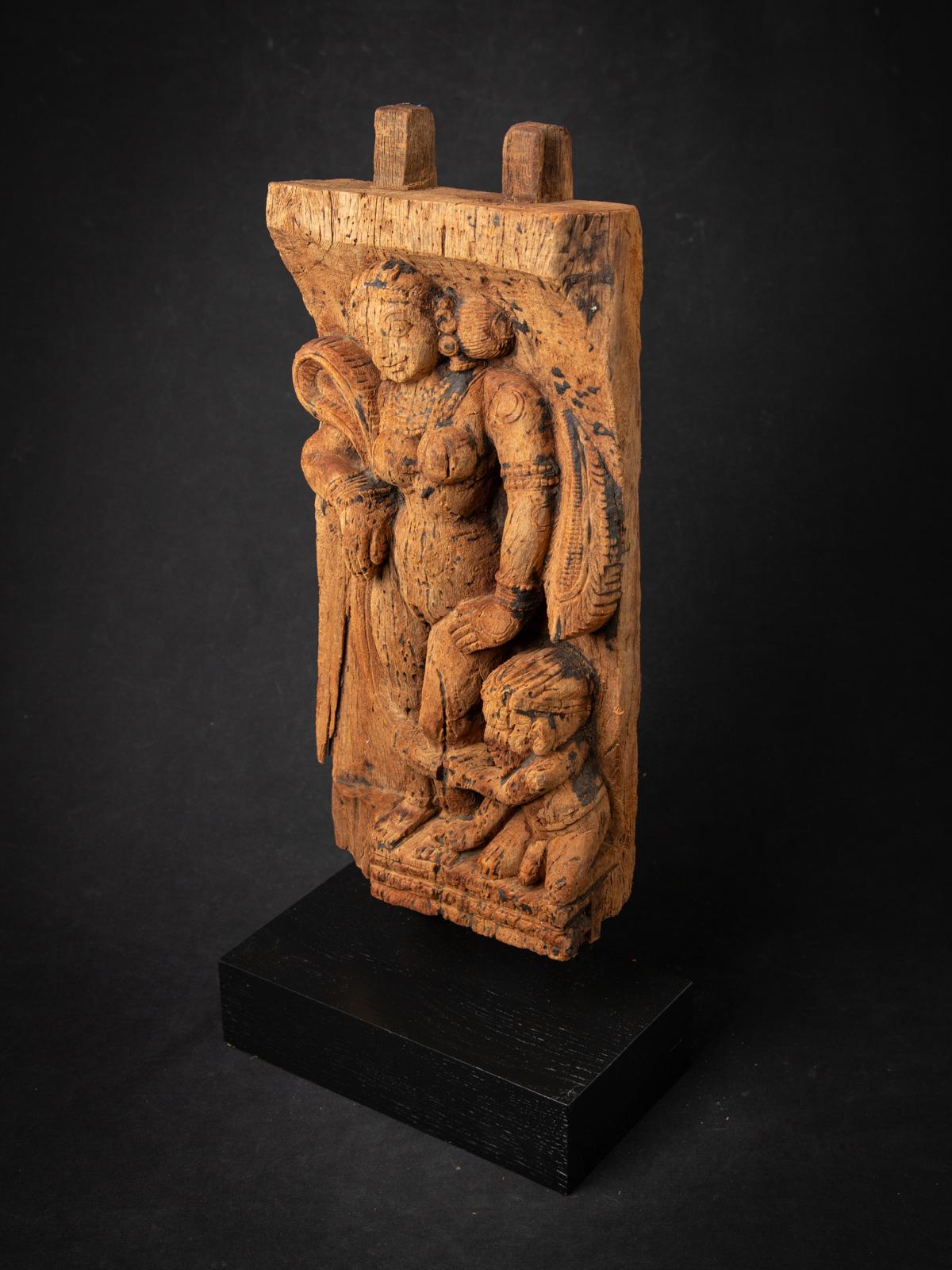 18th century Antique wooden Indian temple panel from India In Good Condition For Sale In DEVENTER, NL