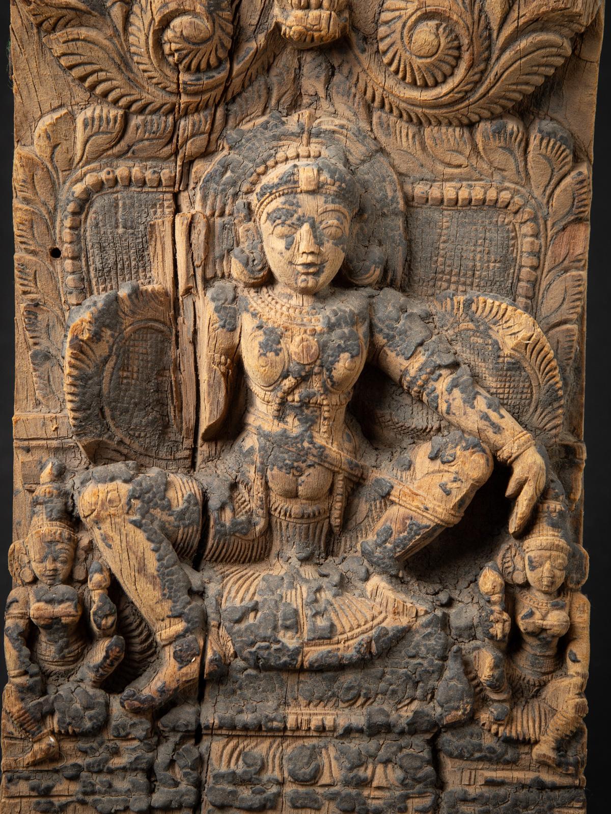 18th century Antique wooden Indian temple panel from India In Good Condition For Sale In DEVENTER, NL