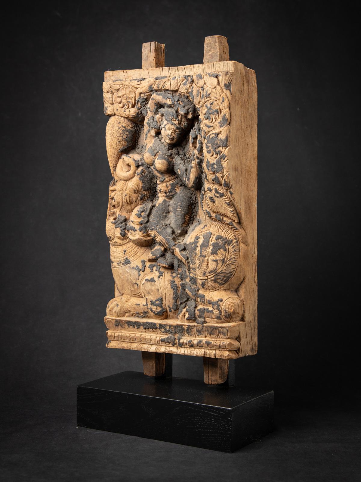 XVIIIe siècle et antérieur Panneau de temple indien ancien en bois du 18ème siècle en vente