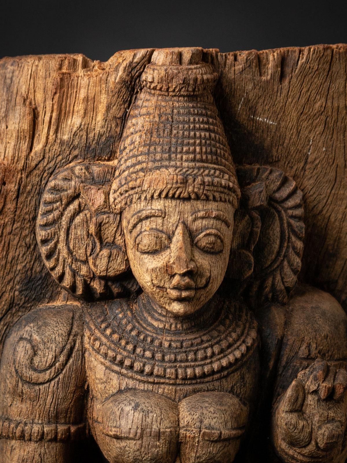 Pannello antico in legno del XVIII secolo raffigurante la dea Devi, proveniente dall'India In condizioni buone in vendita a DEVENTER, NL