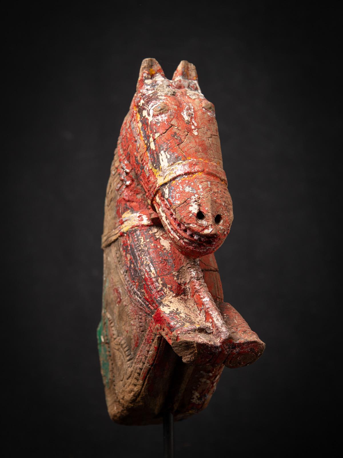 Antikes hölzernes Tempelfragment eines Pferdekopfes aus Indien aus dem 18. Jahrhundert im Angebot 5