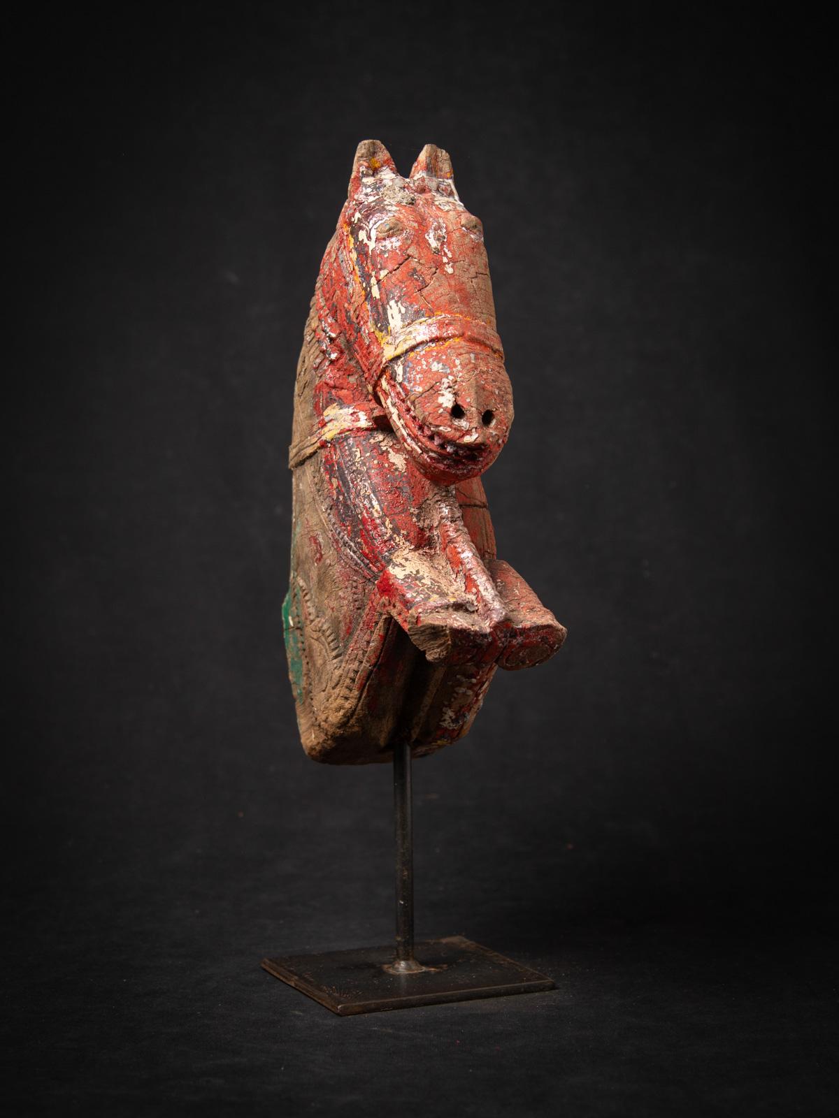 Antikes hölzernes Tempelfragment eines Pferdekopfes aus Indien aus dem 18. Jahrhundert im Angebot 6