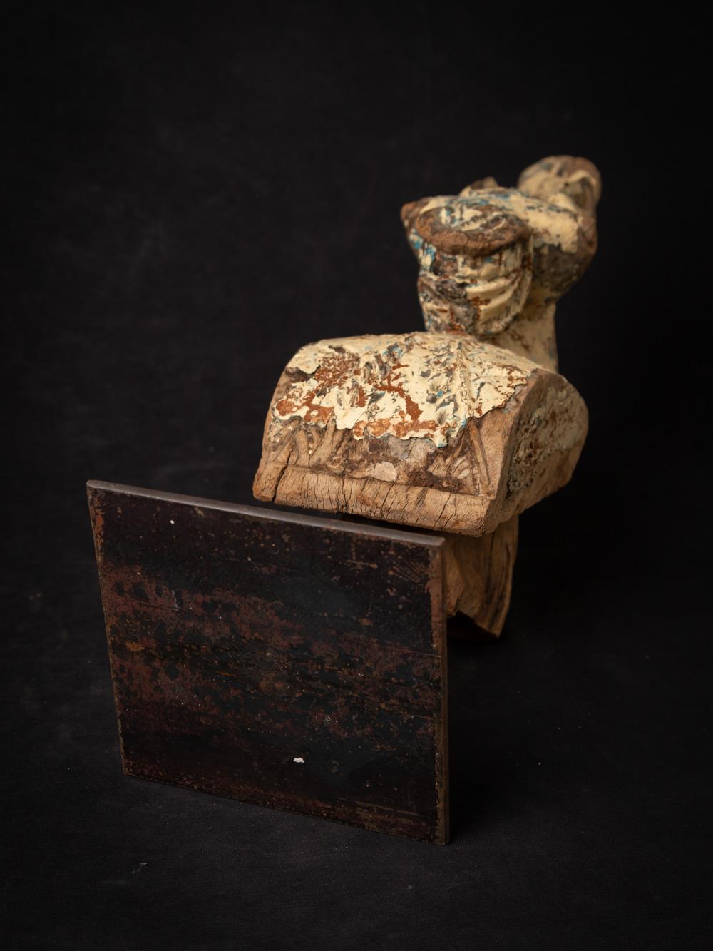Antikes Tempelfragment eines Pferdekopfes aus Indien aus Holz aus dem 18. Jahrhundert im Angebot 14